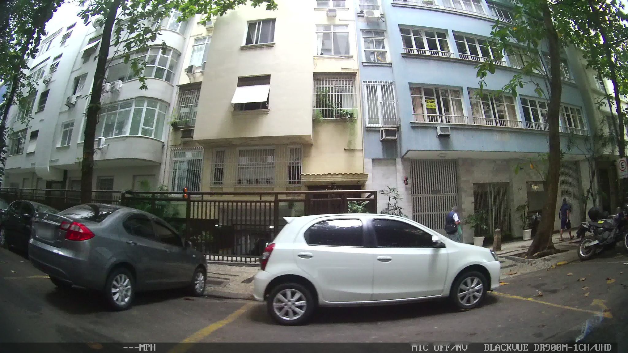Street-level view near Edifício Rio Manso, Leme