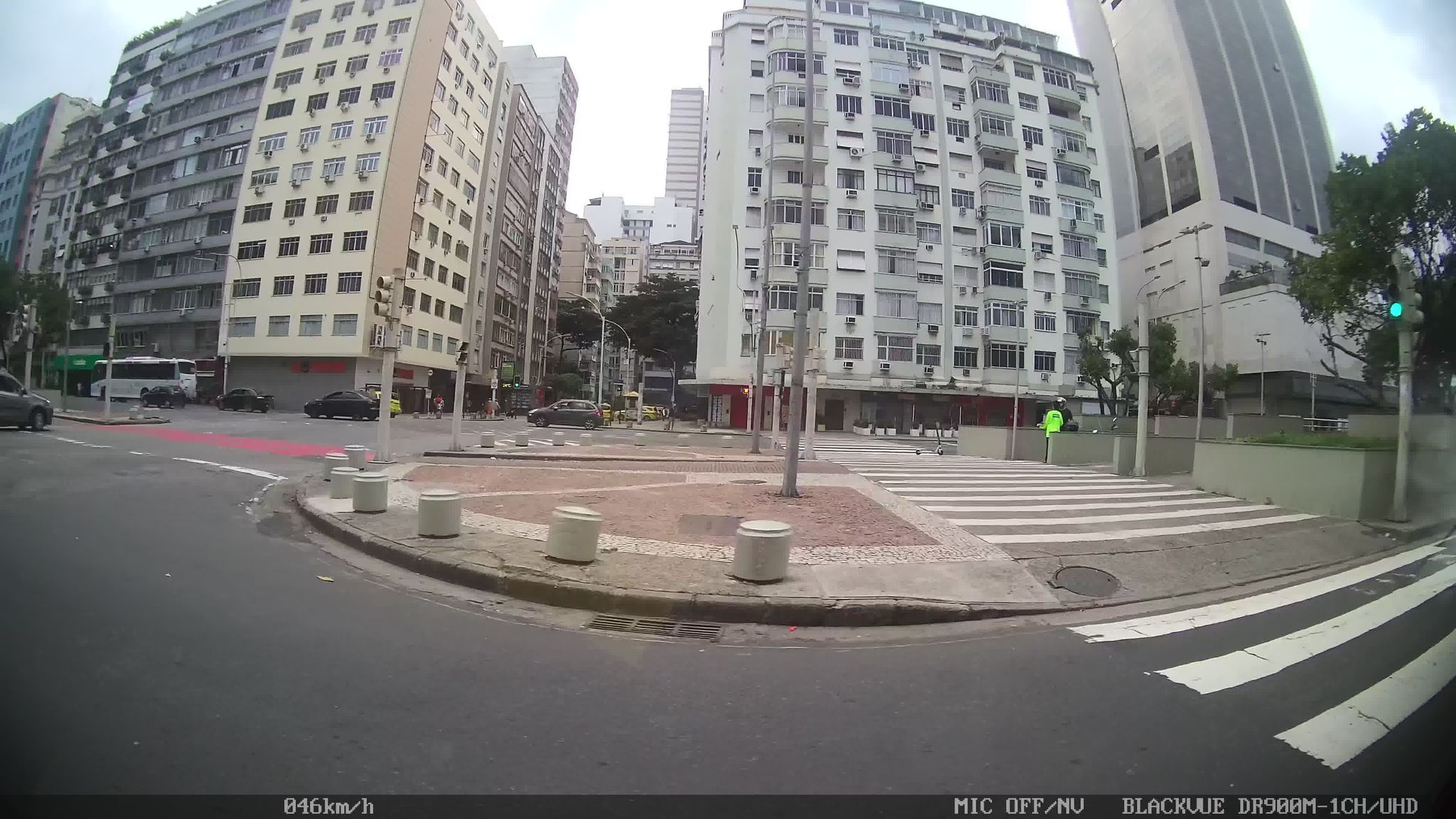 Street-level view near Edifício Rio Negro, Leme