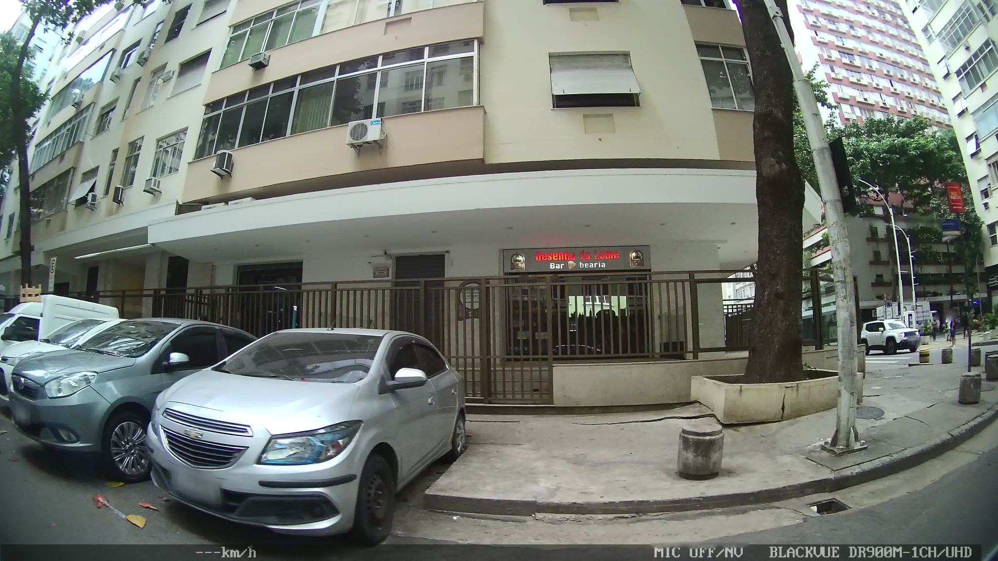 Street-level view near Edifício Rio Negro, Copacabana