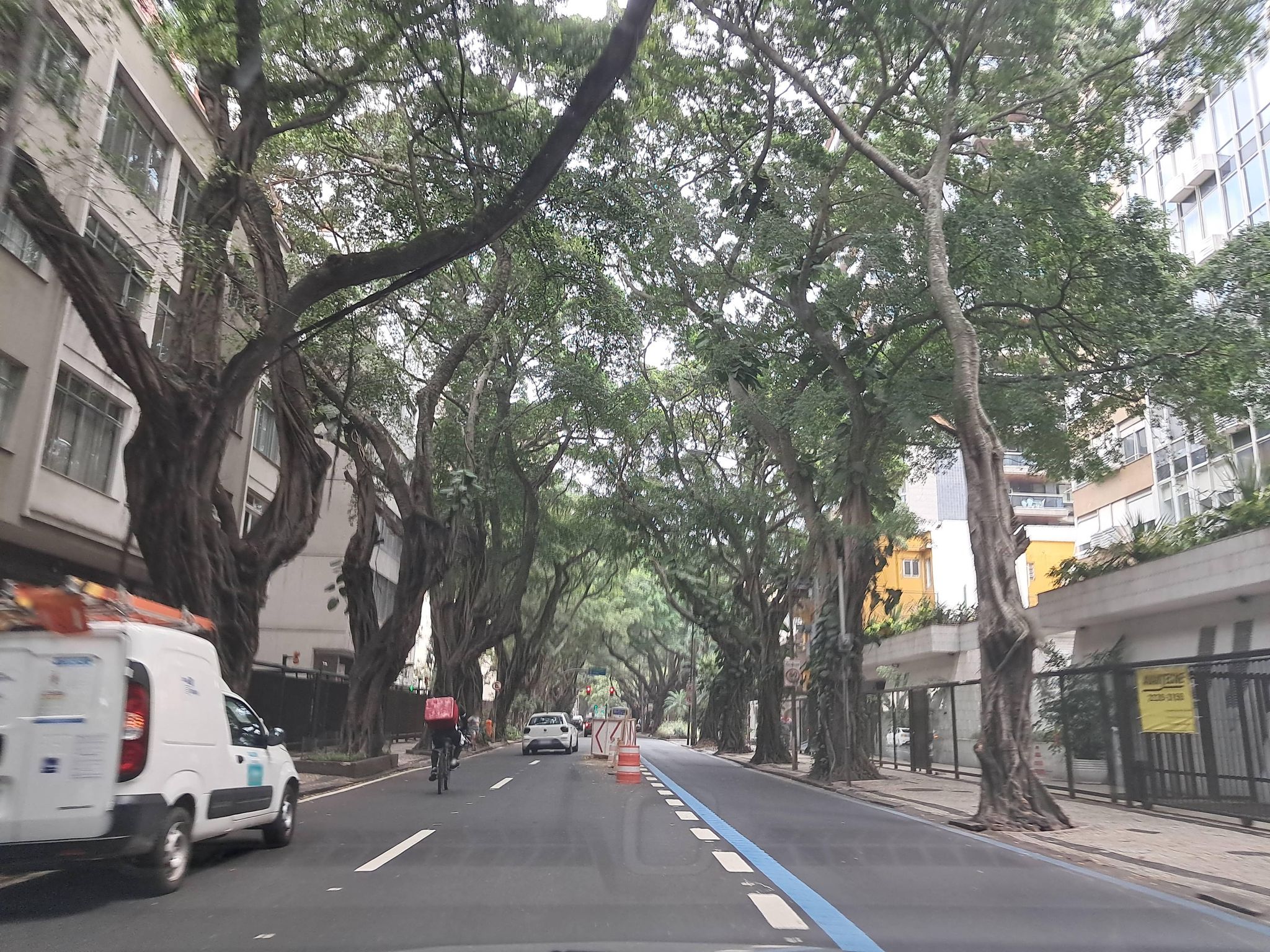 Street-level view near Edifício Rio Nilo, Ipanema