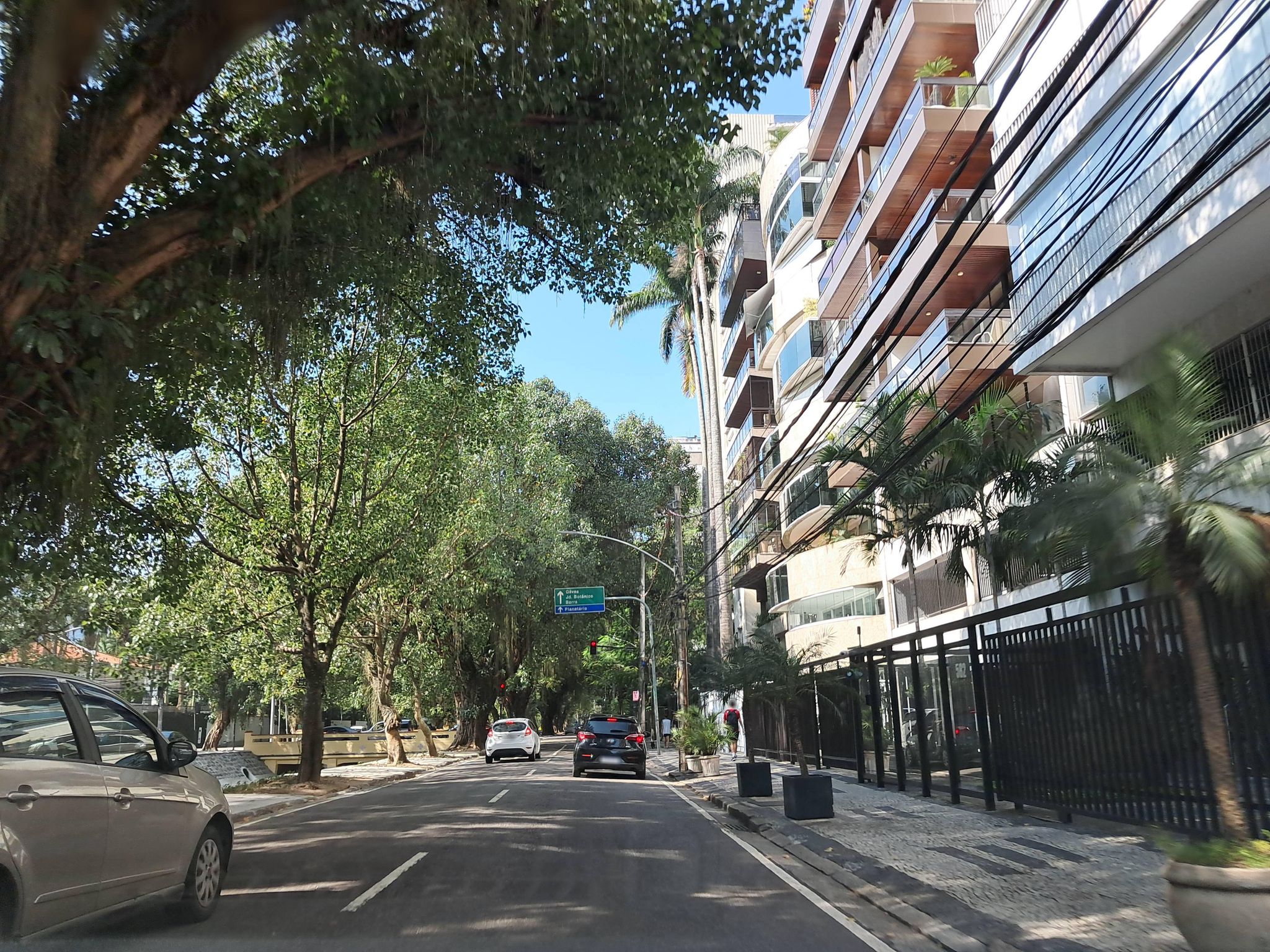 Street-level view near Edifício Rio Prado, Leblon