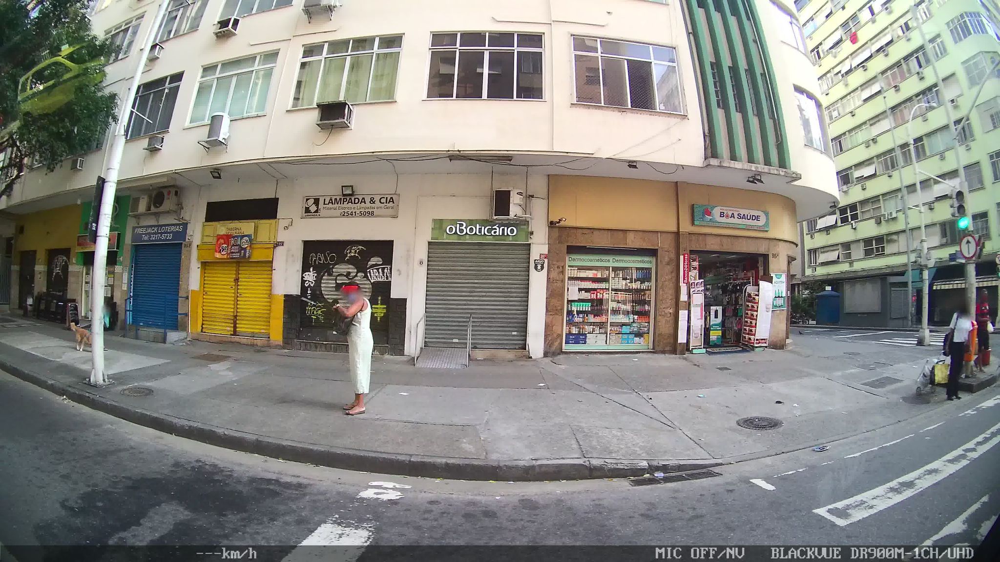 Street-level view near Edifício Rio Roma, Leme