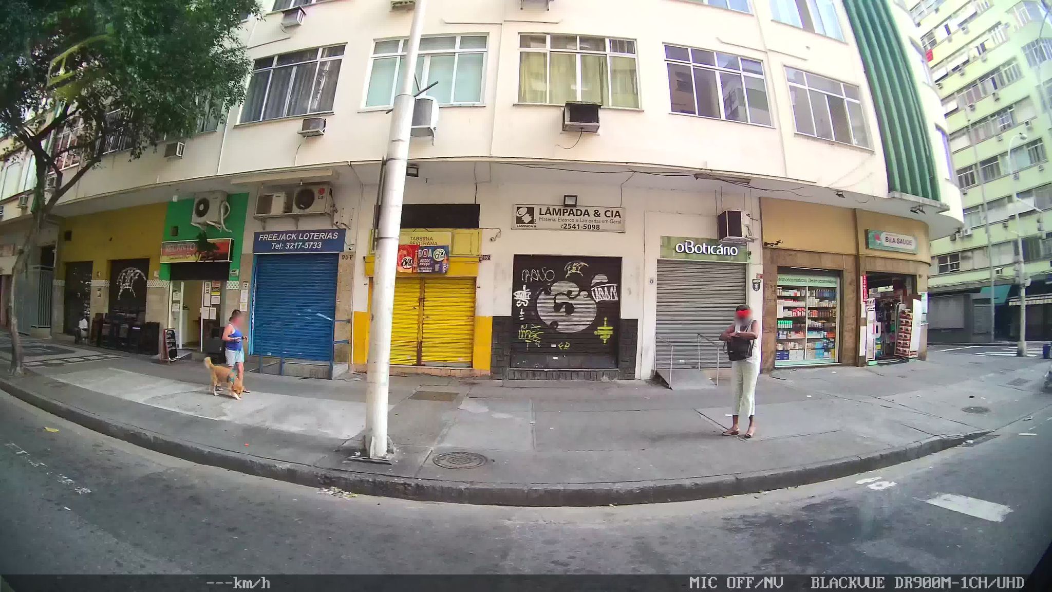 Street-level view near Edifício Rio Roma, Copacabana
