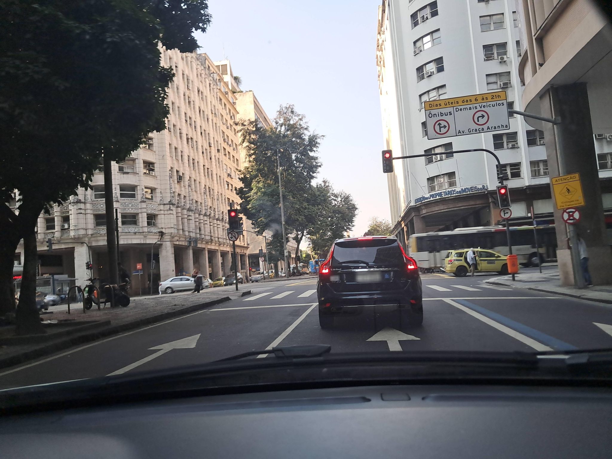 Street-level view near Edifício Rio Verde, Centro