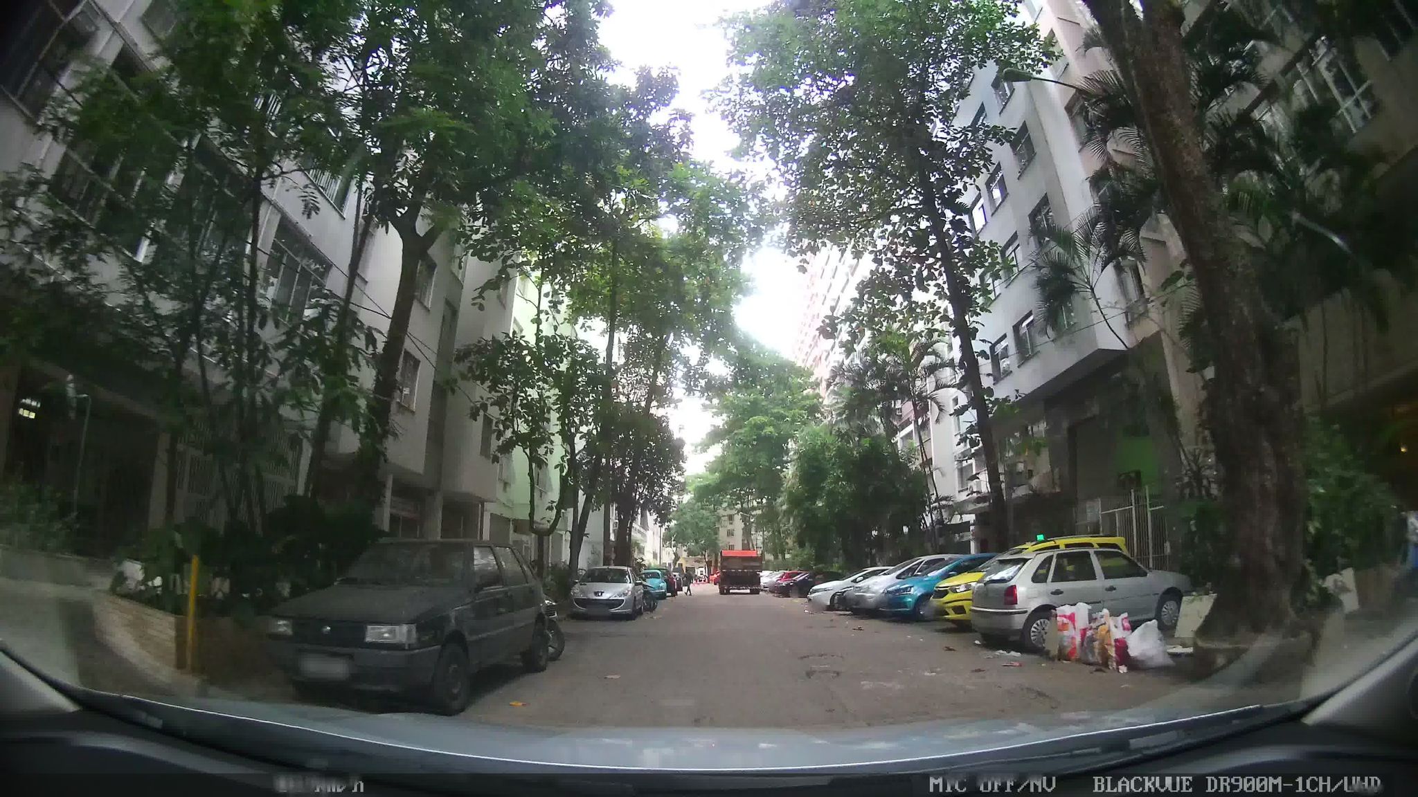 Street-level view near Edifício Riomac, Leme