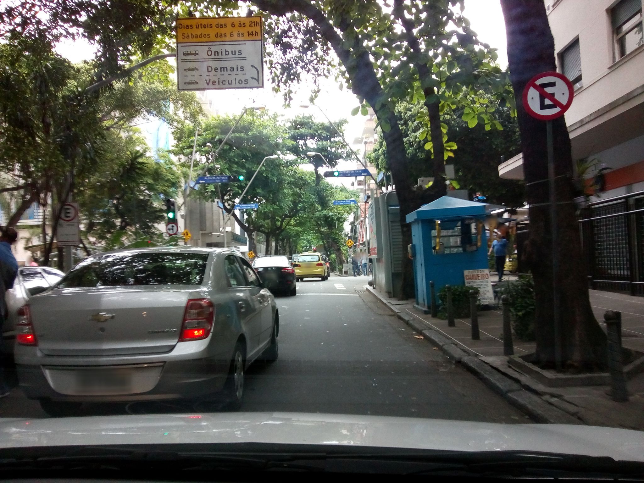 Street-level view near Edifício Riomar, Leblon