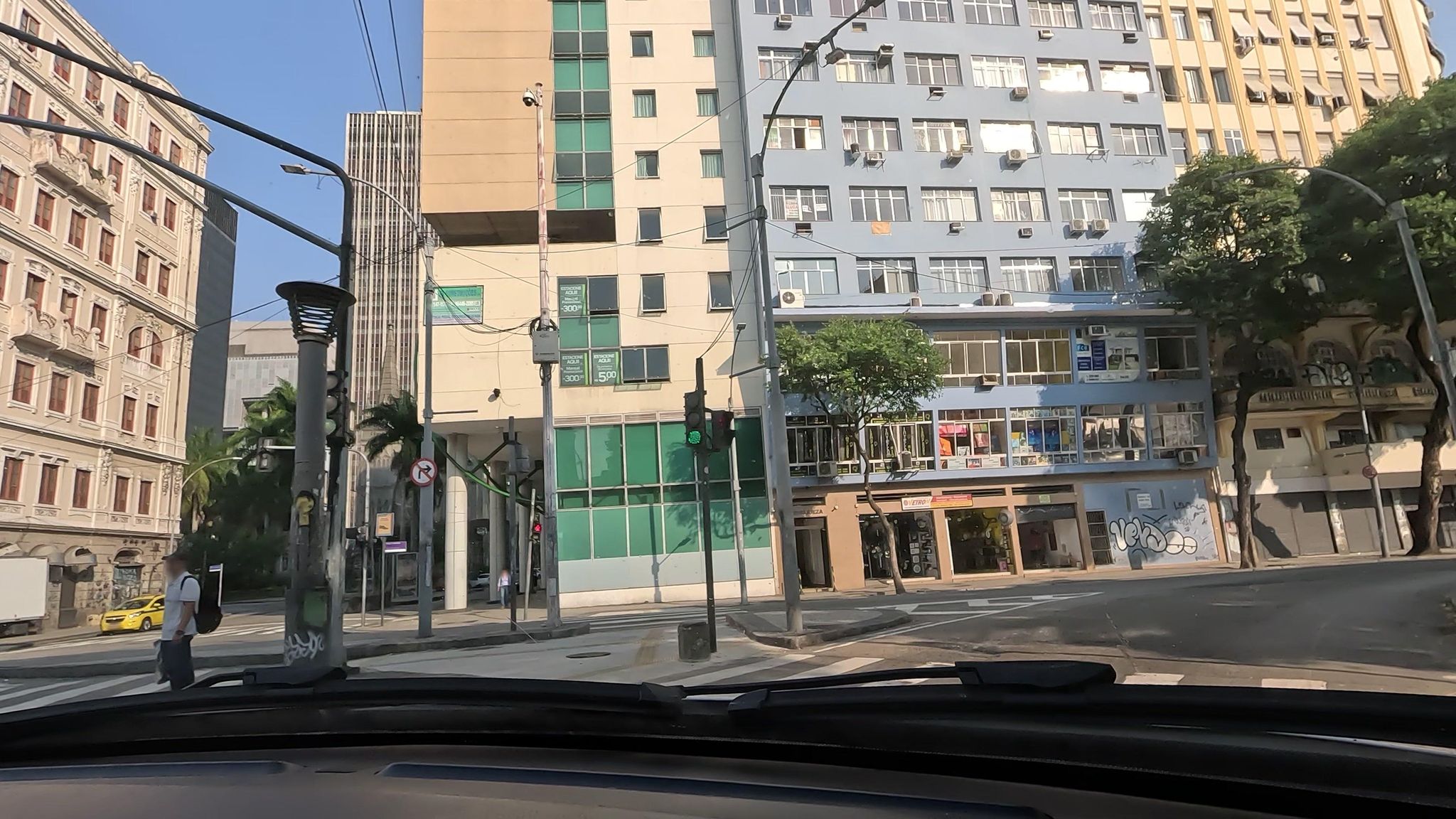 Street-level view near Edifício Riqueza, Centro