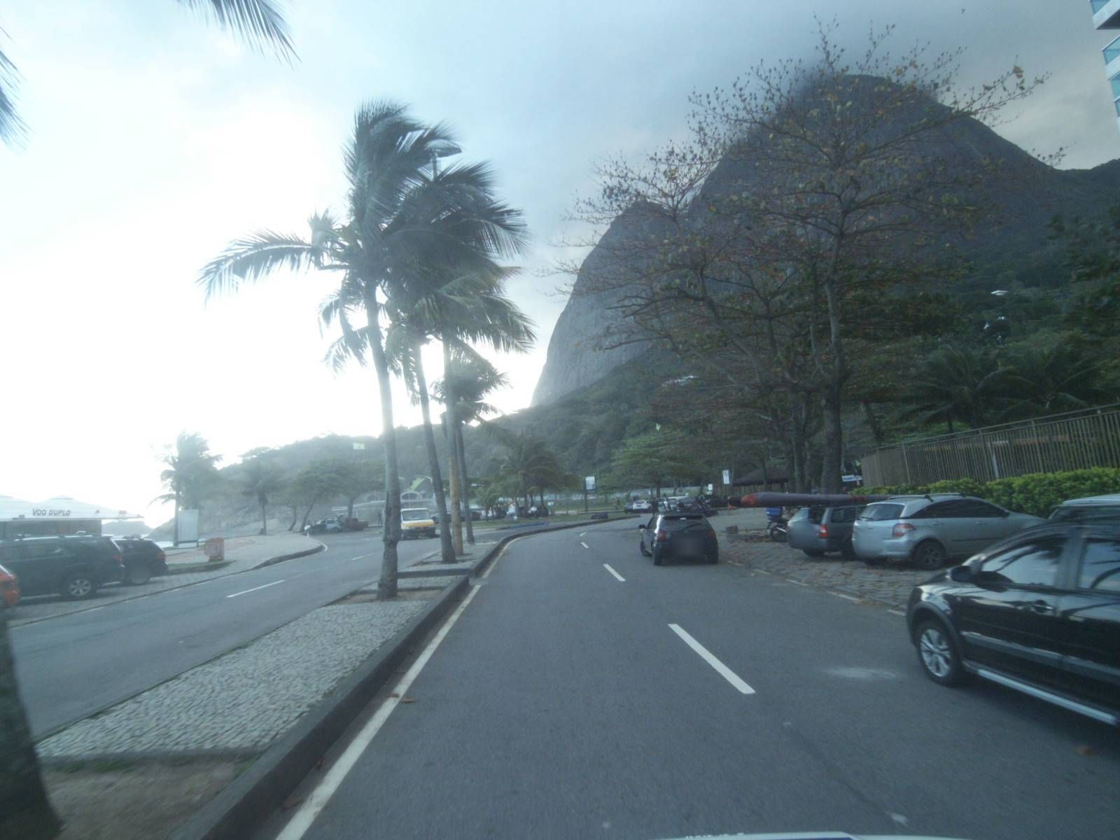 Street-level view near Edifício Rive Droite, São Conrado