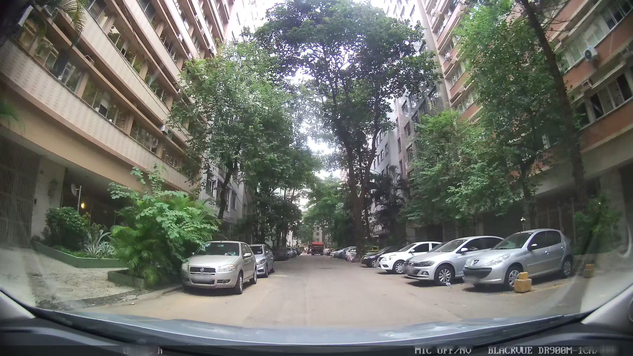 Street-level view near Edifício Roberto Dias Lopes, Leme