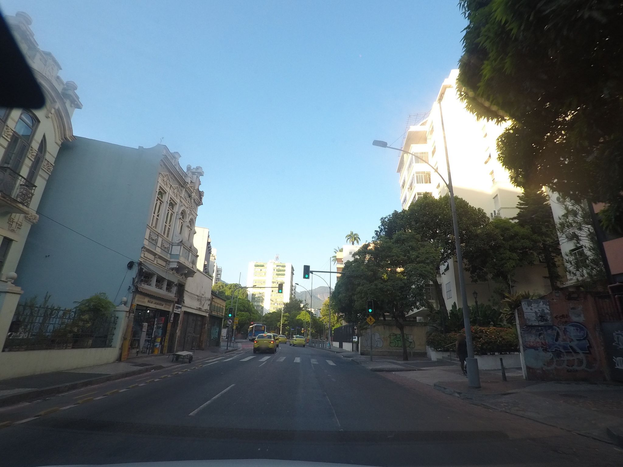 Street-level view near Edifício Rodrigo, Laranjeiras