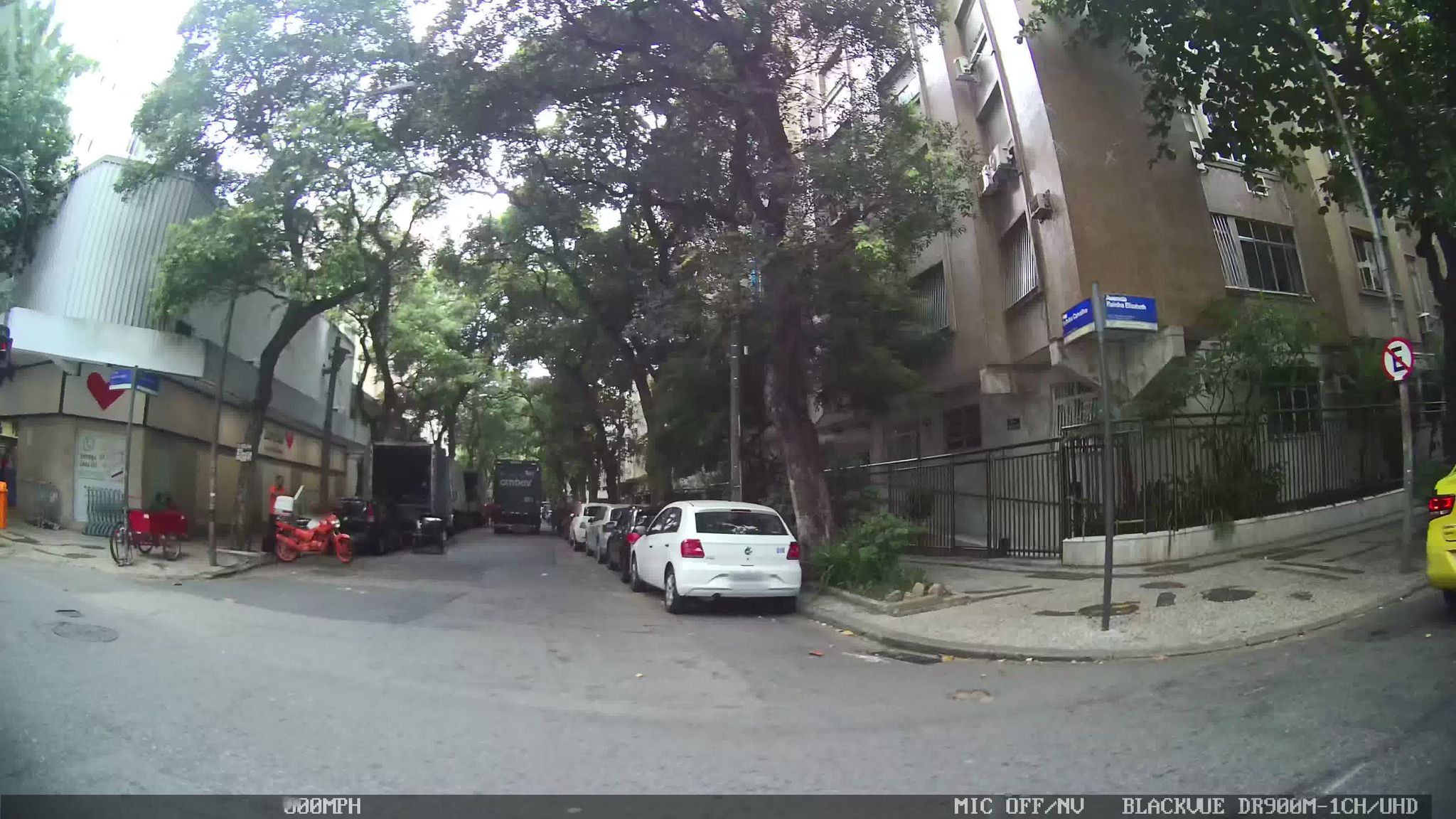 Street-level view near Edifício Rolando, Ipanema