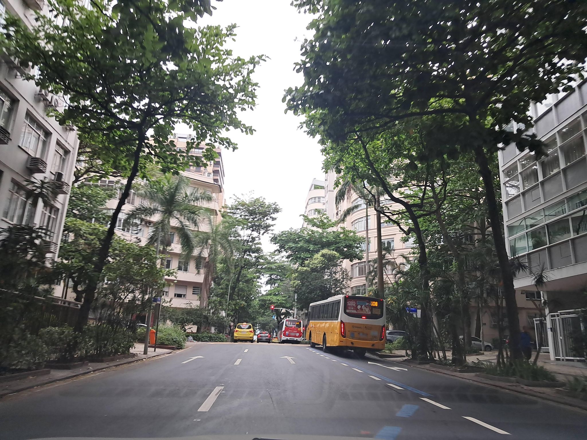 Street-level view near Edifício Rolando, Copacabana