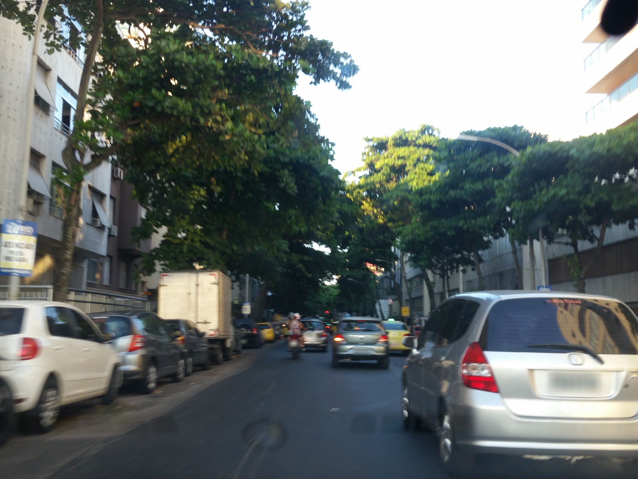 Street-level view near Edifício Romano, Ipanema
