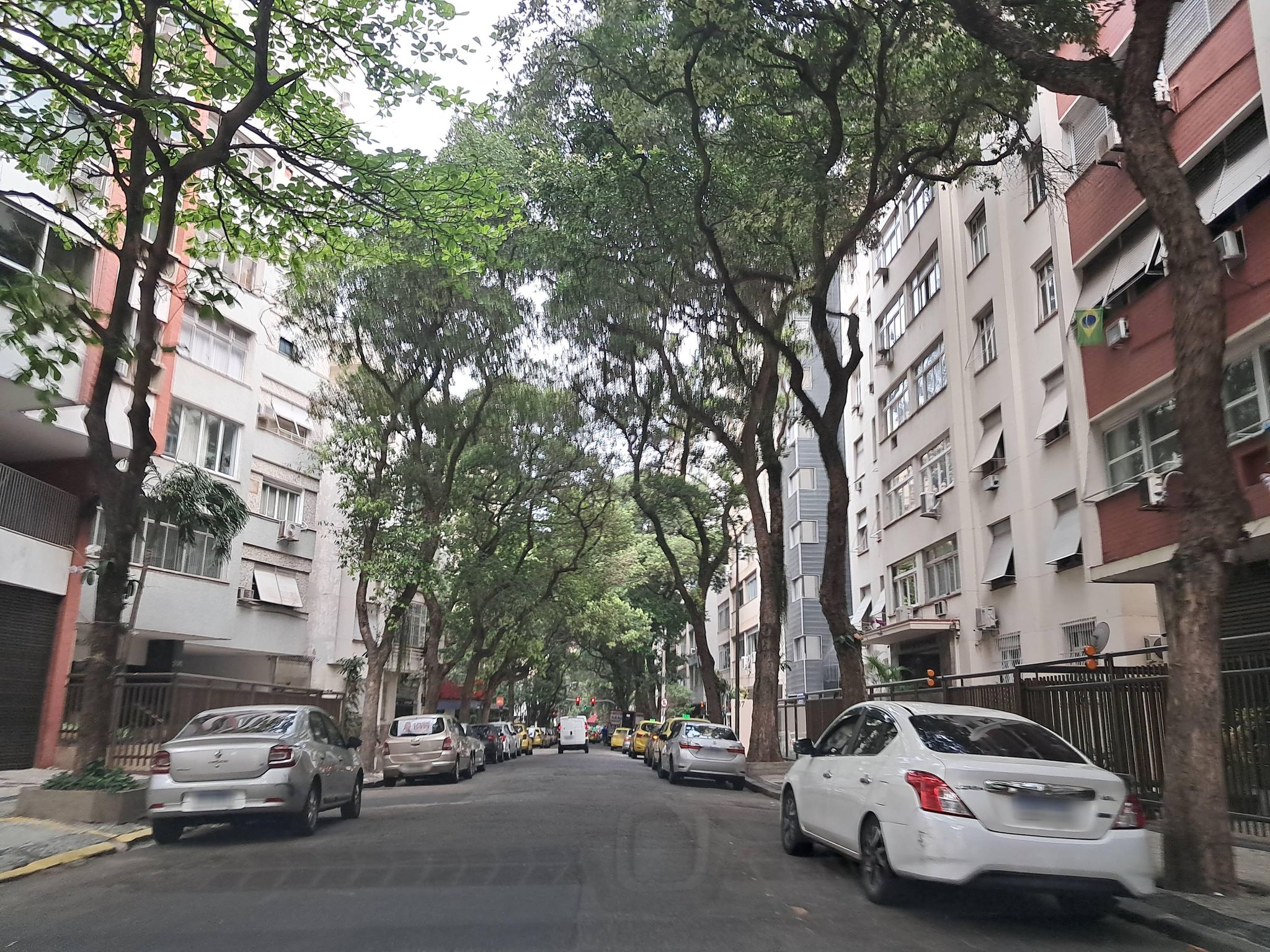 Street-level view near Edifício Romulo, Copacabana