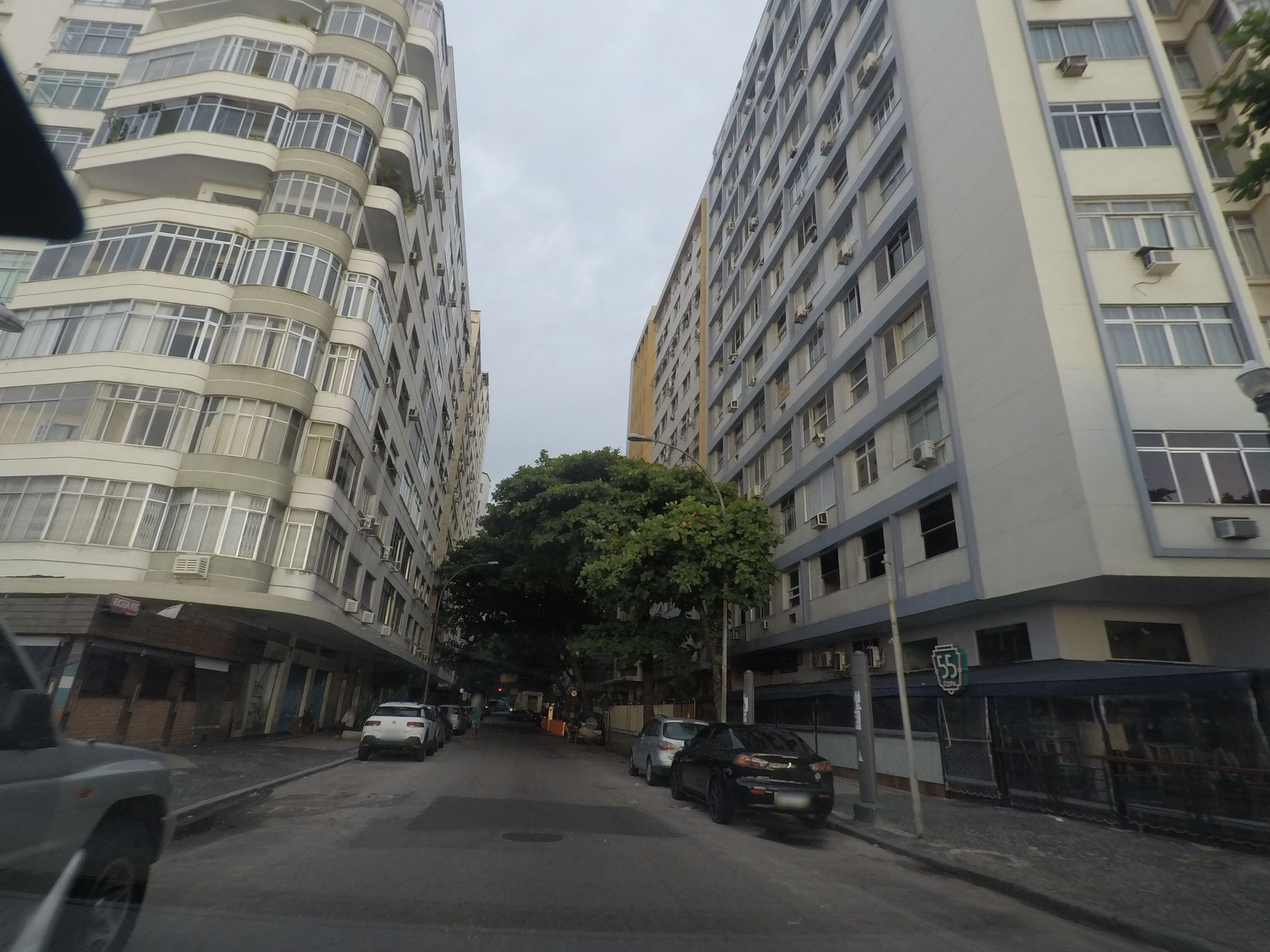Street-level view near Edifício Rondônia, Leme