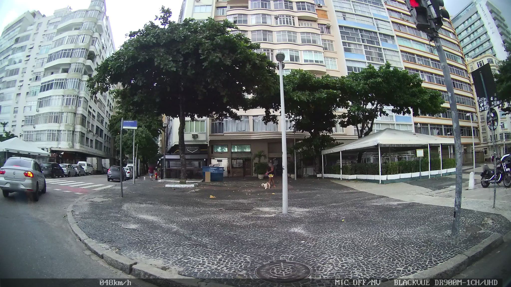 Street-level view near Edifício Rondônia, Copacabana