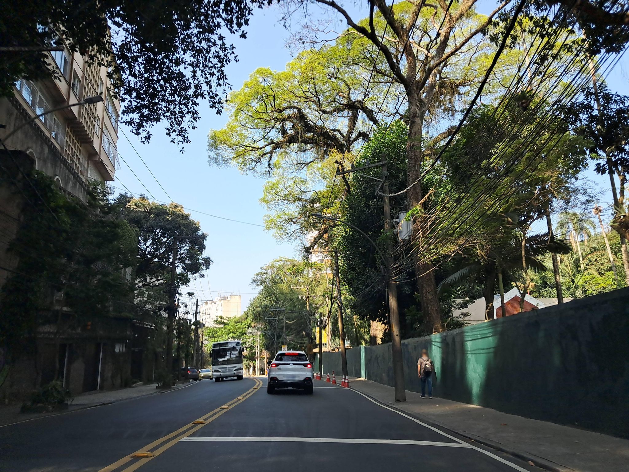 Street-level view near Edifício Rosalinda, Gávea