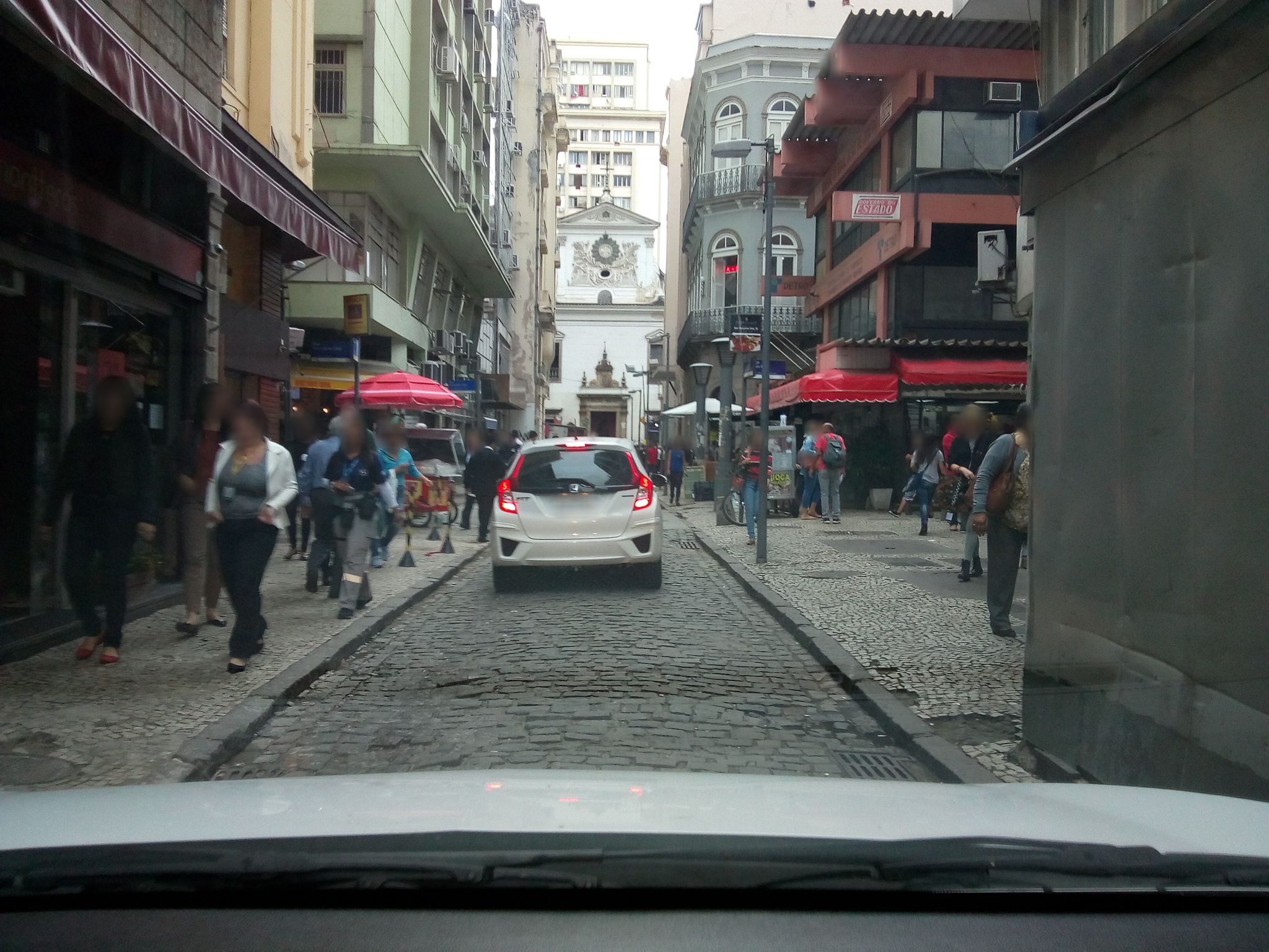 Street-level view near Edifício Rosario, Centro