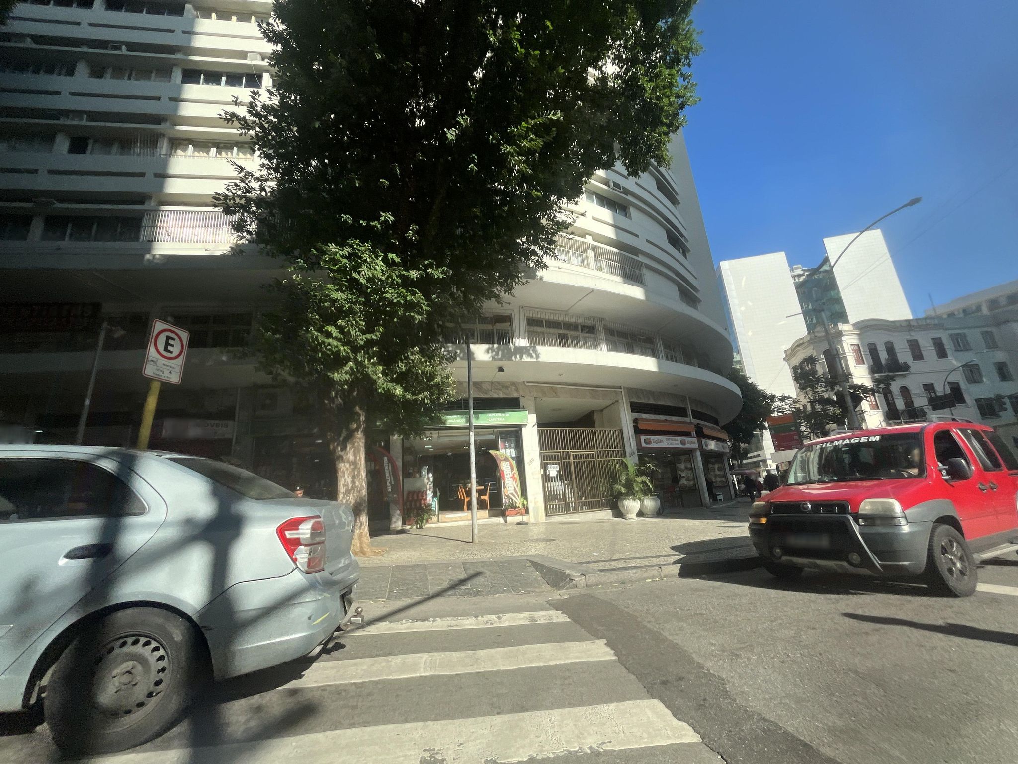 Street-level view near Edifício Rosinha, Centro