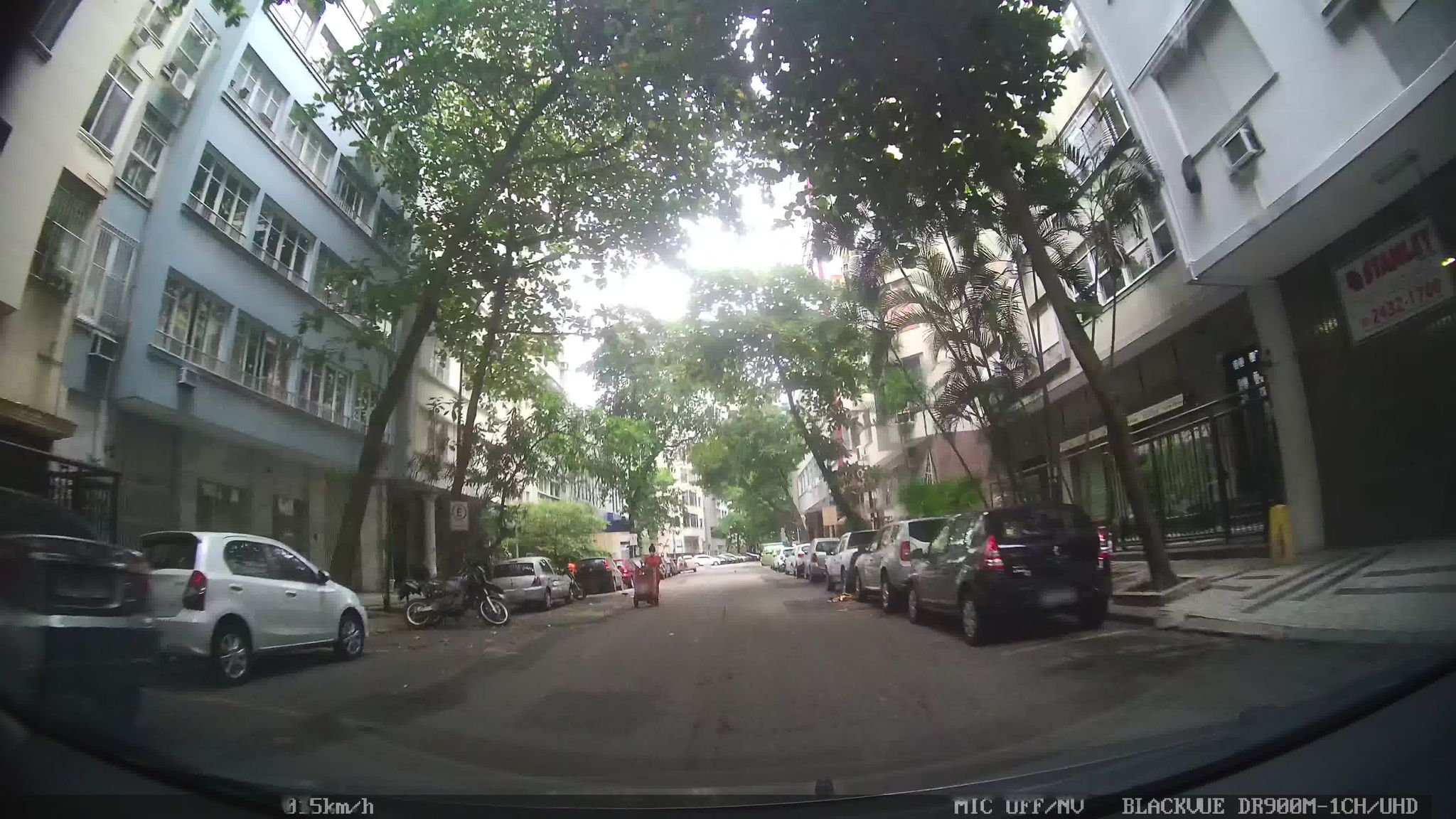 Street-level view near Edifício Royal, Leme