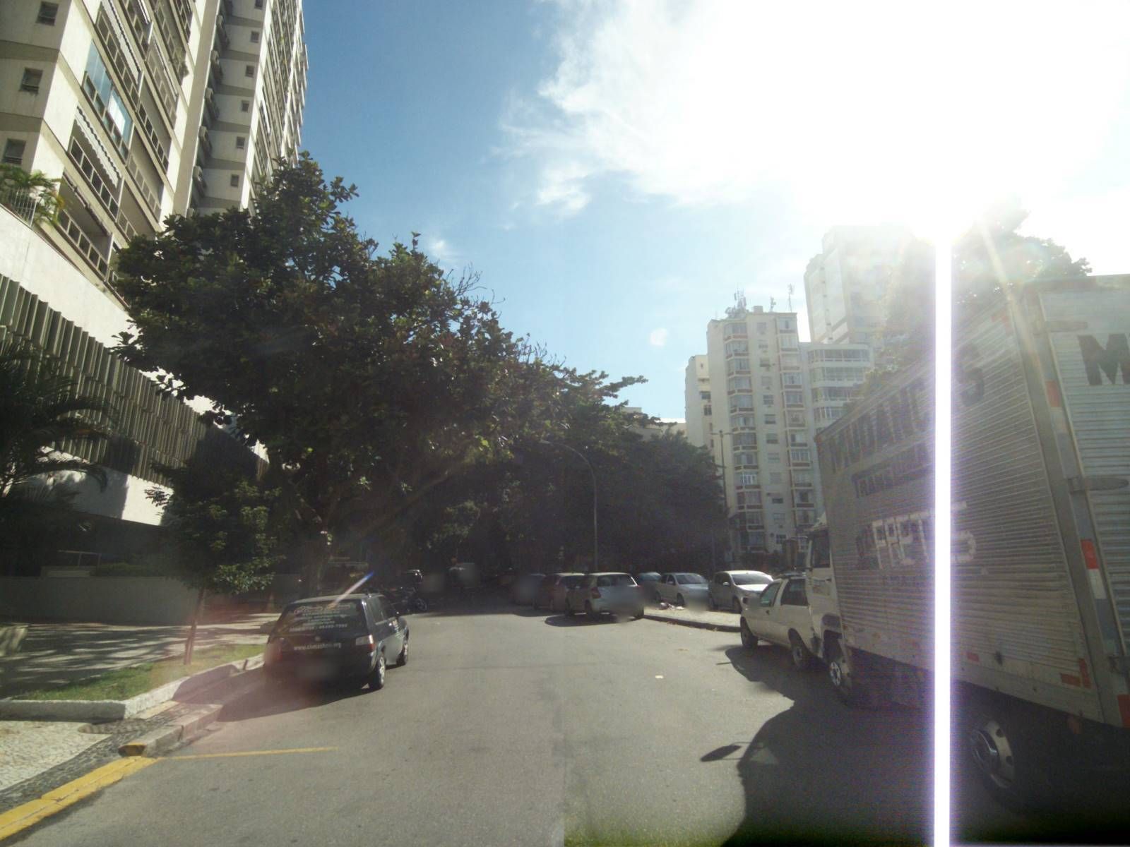 Street-level view near Edifício Royal Place, Botafogo