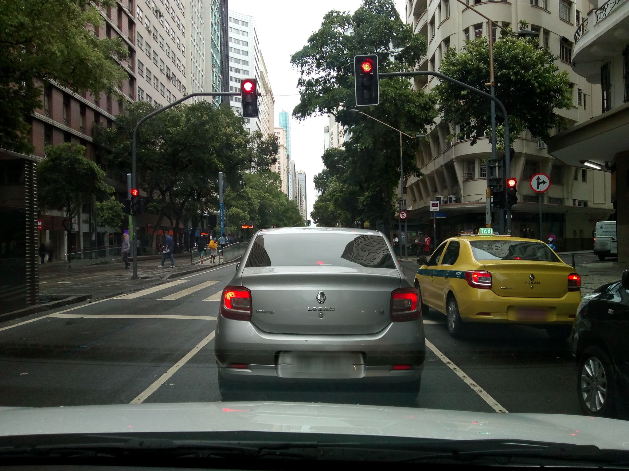 Street-level view near Edifício Rozima e Silva, Glória