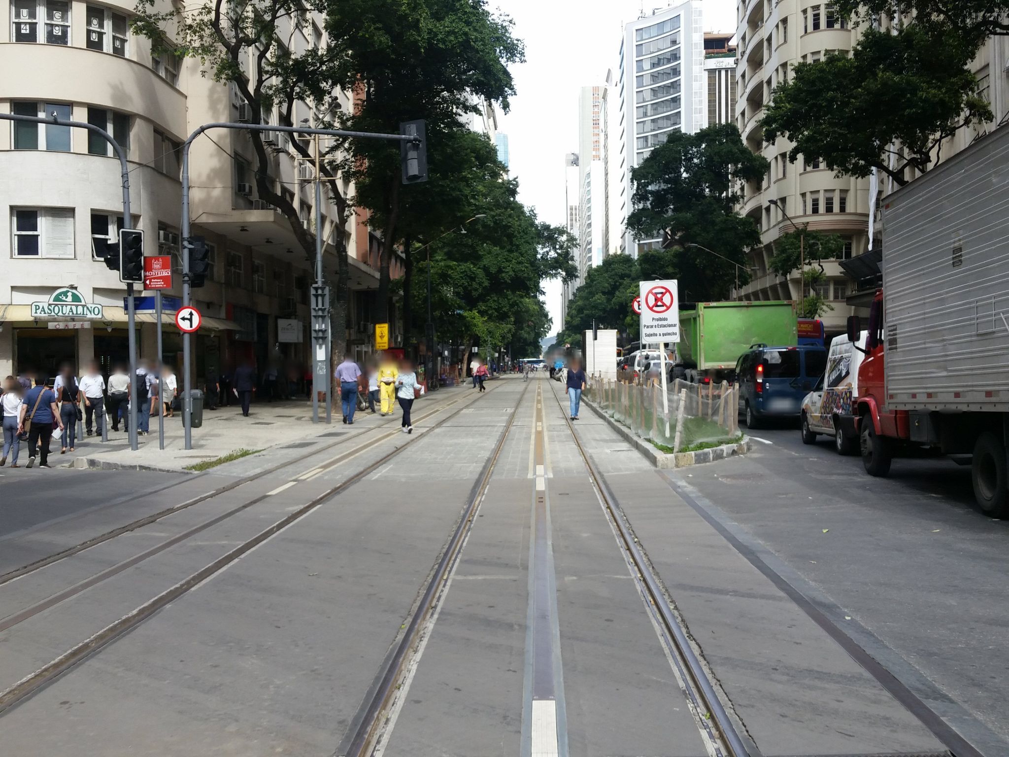 Street-level view near Edifício Rozima e Silva, Centro