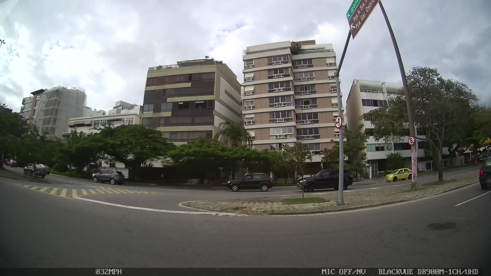 Street-level view near Edifício Rugendas, Ipanema