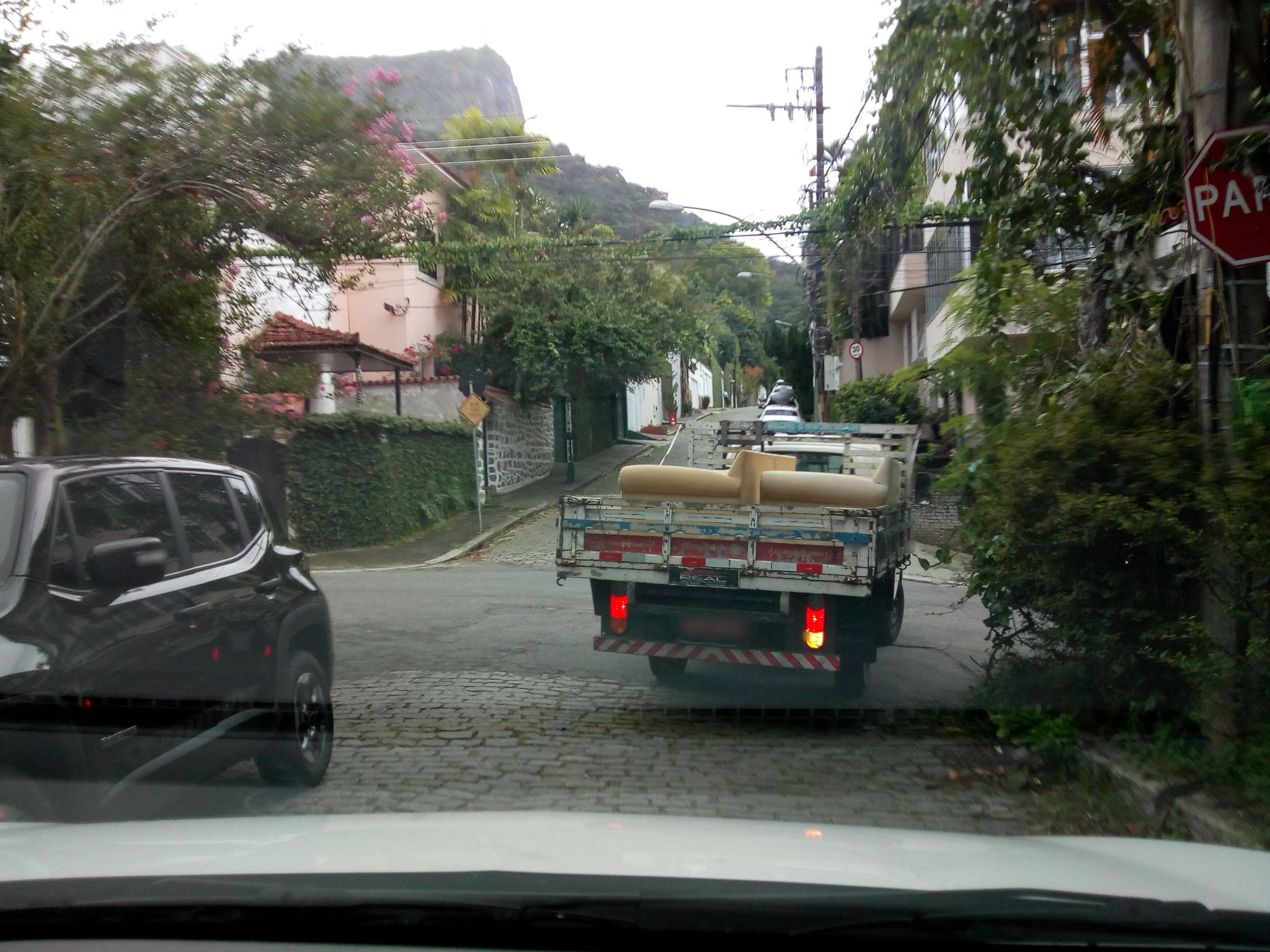 Street-level view near Edifício S. José, Jardim Botânico