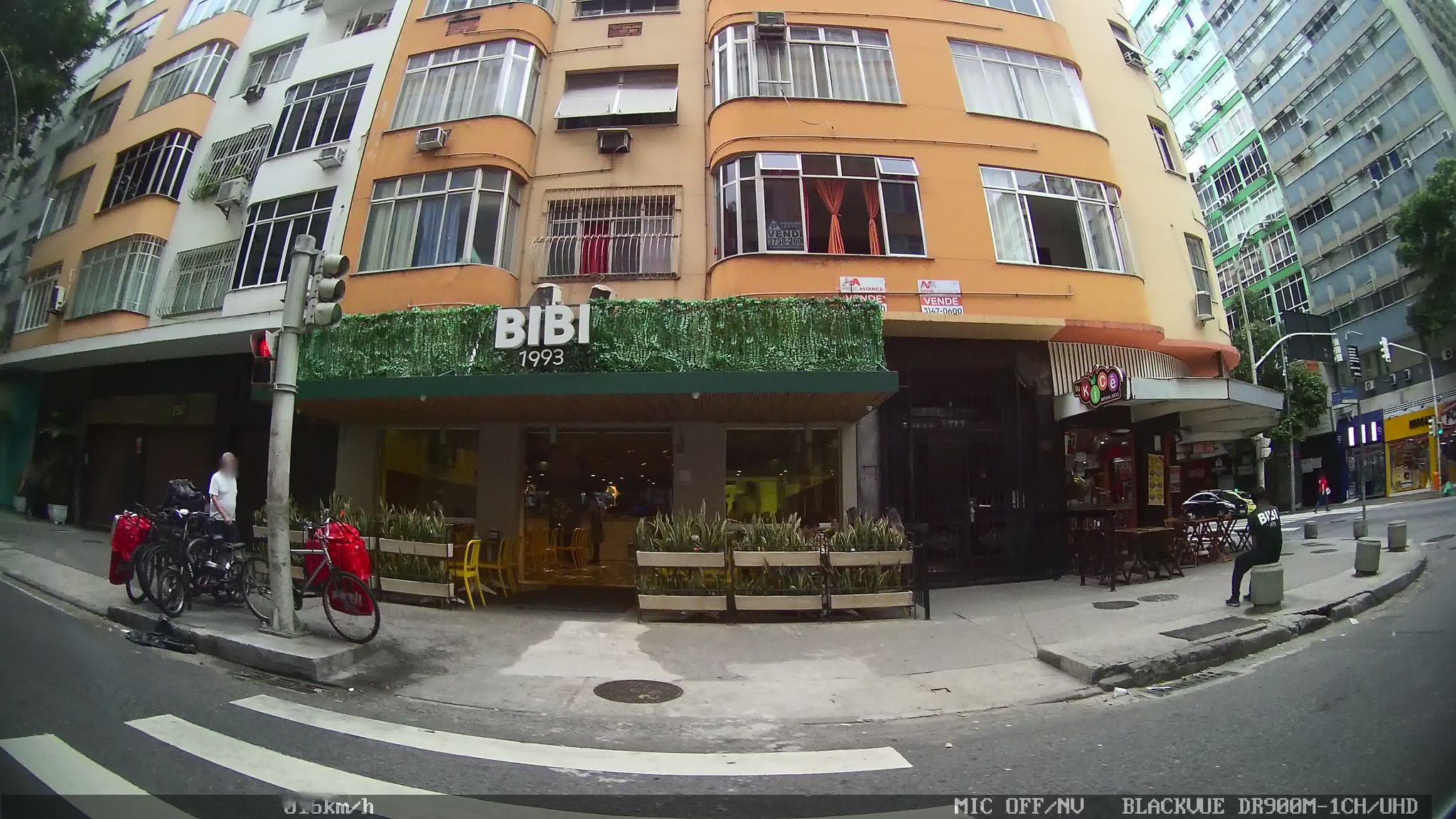 Street-level view near Edifício Saban Flora, Copacabana