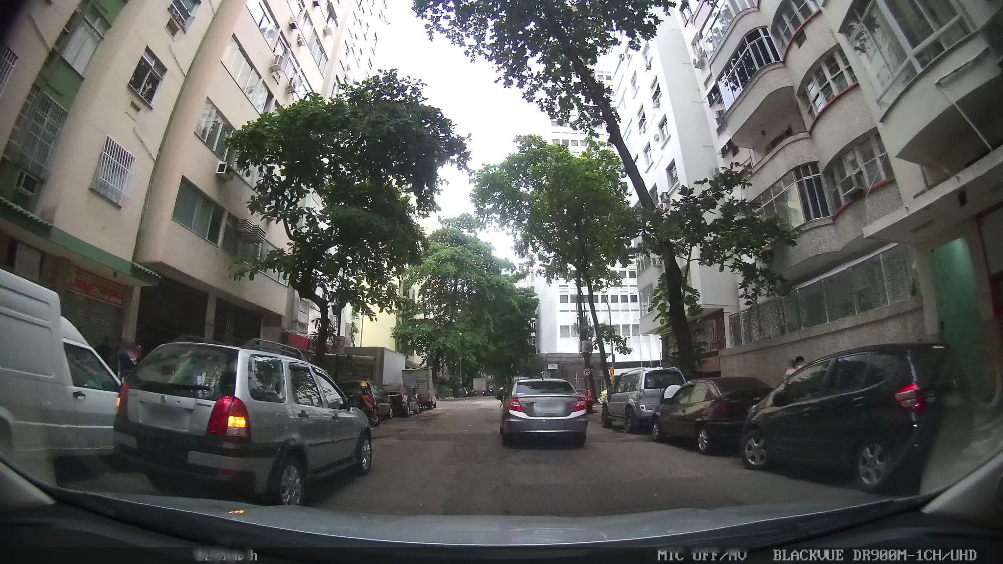 Street-level view near Edifício Sabará, Leme