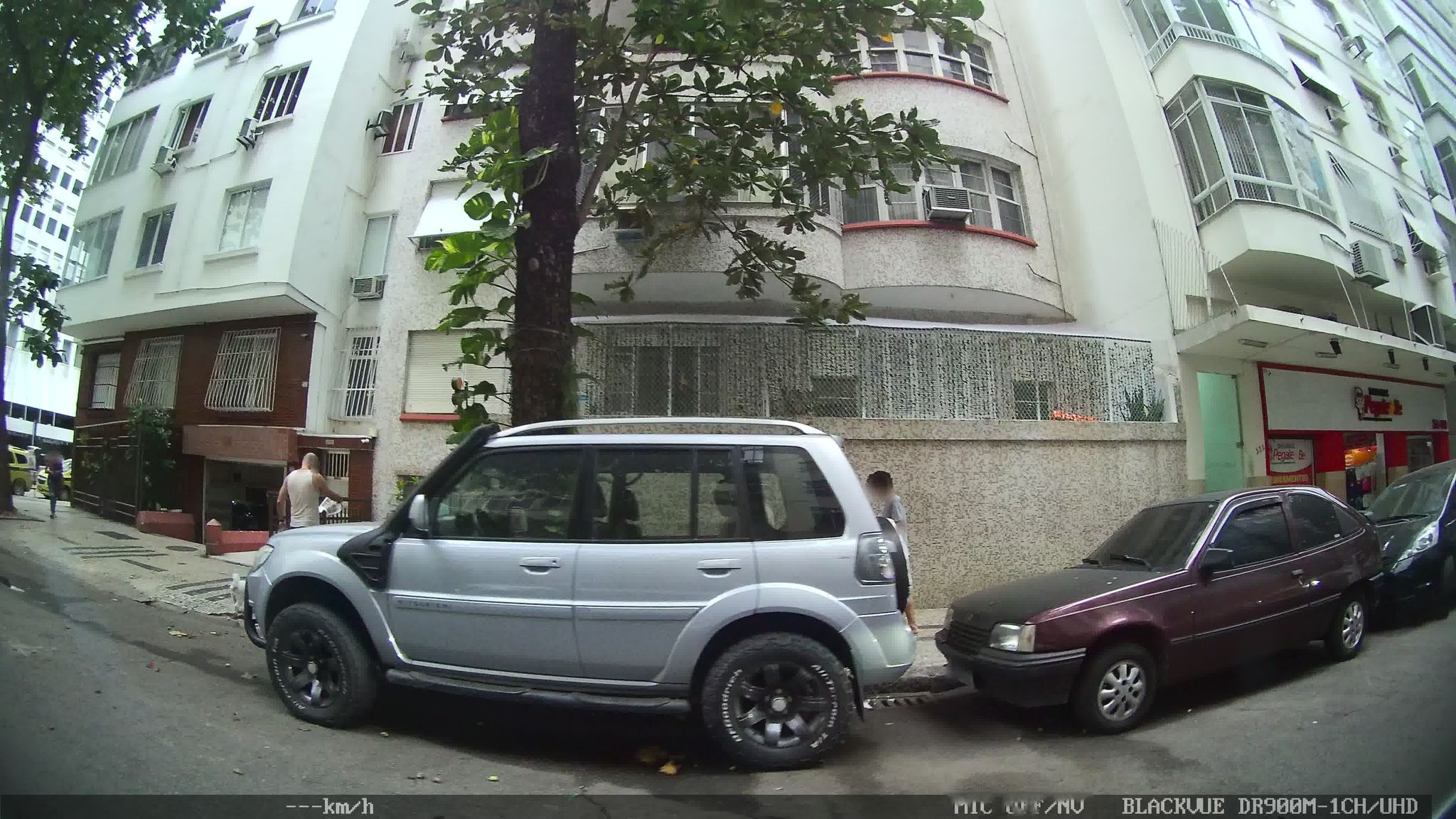 Street-level view near Edifício Sabará, Copacabana