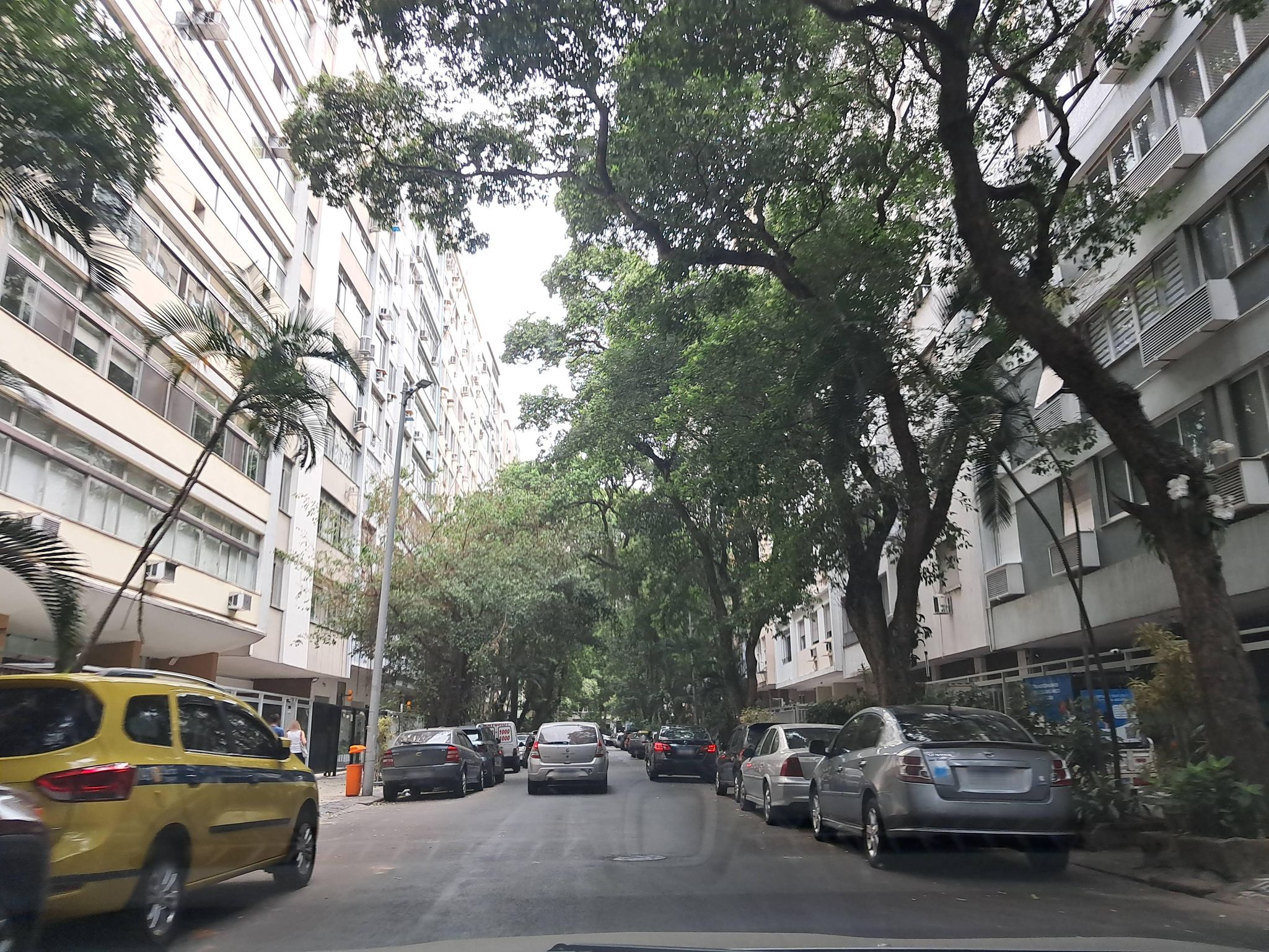 Street-level view near Edifício Sabrina, Copacabana