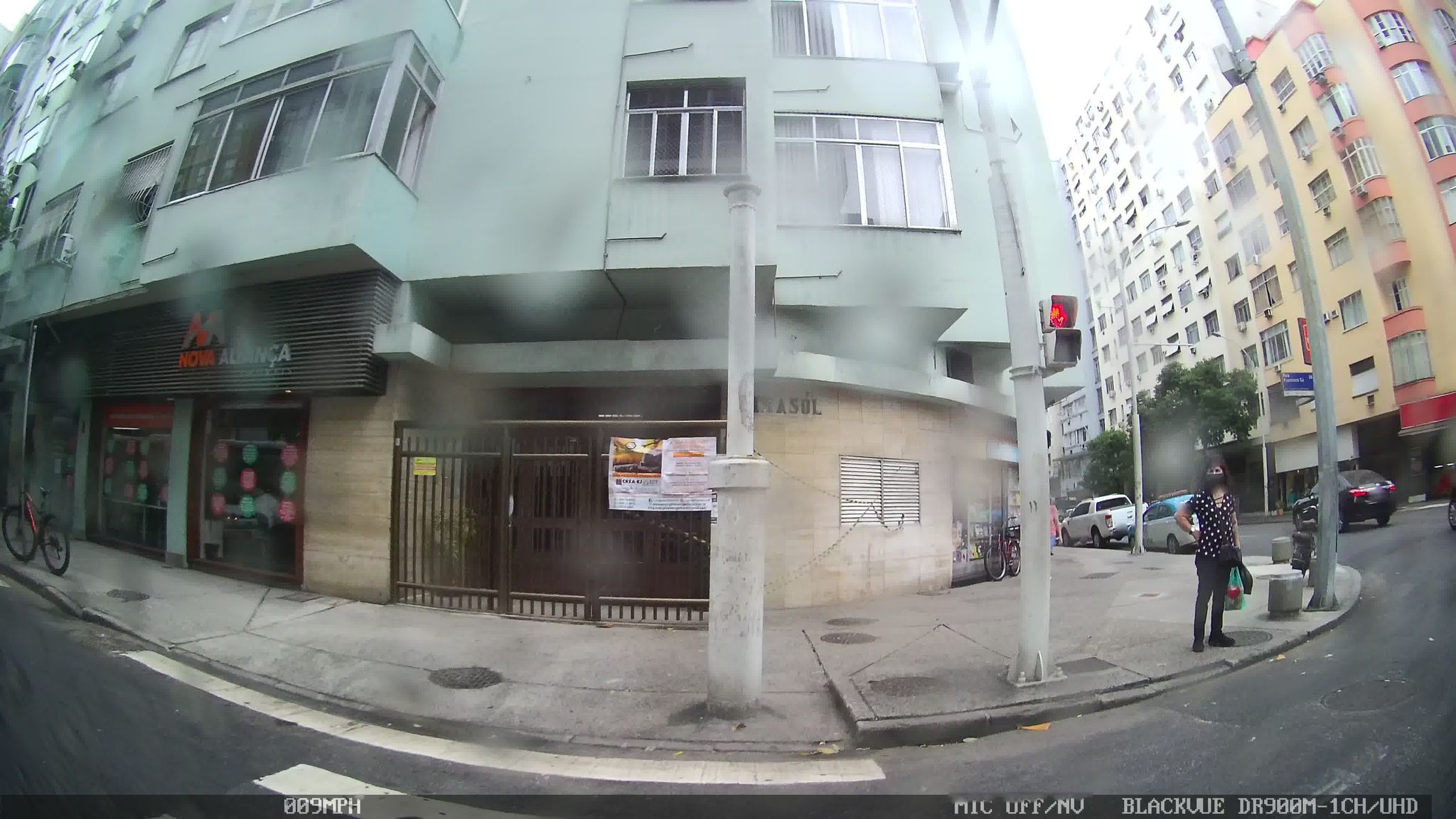 Street-level view near Edifício Safira, Leme