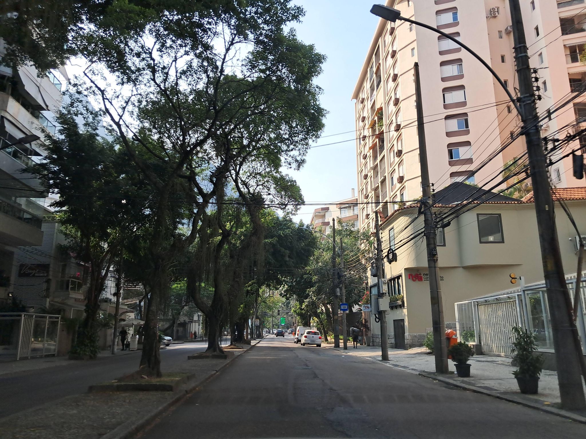Street-level view near Edifício Saint Dennis, Lagoa