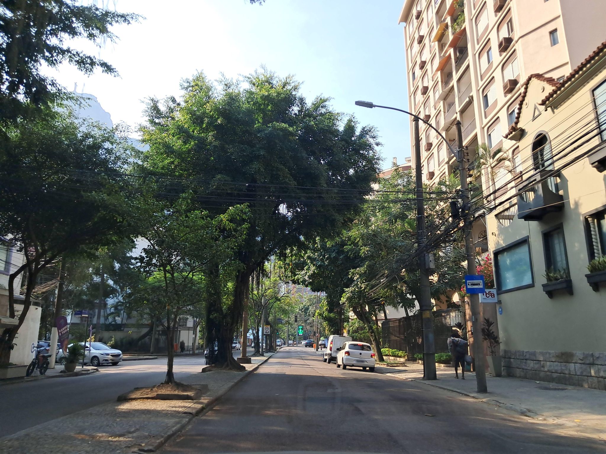 Street-level view near Edifício Saint Dennis, Humaitá
