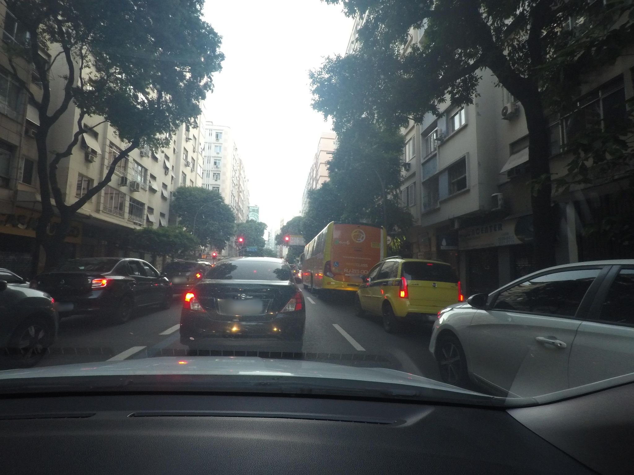 Street-level view near Edifício Saint Germain, Copacabana