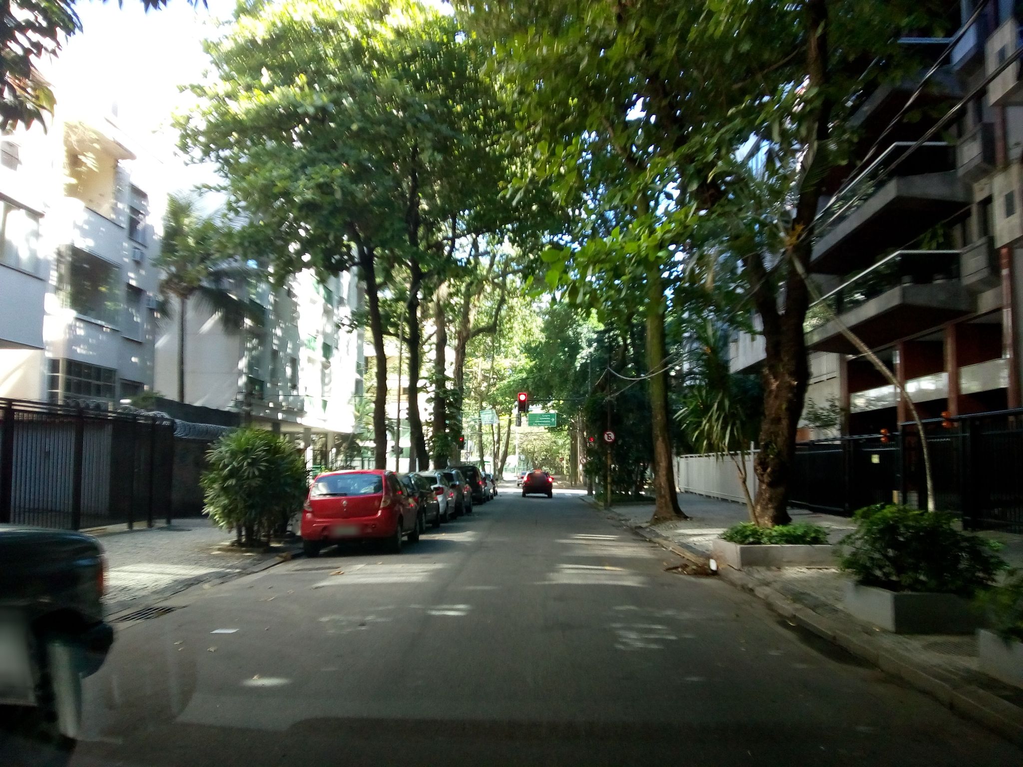 Street-level view near Edifício Saint Micher, Leblon
