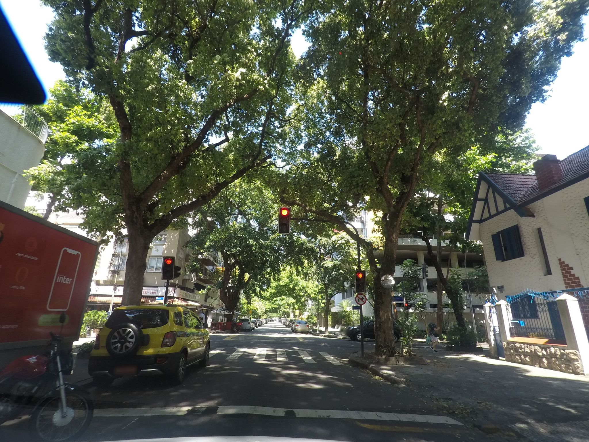Street-level view near Edifício Saint Moritz, Ipanema