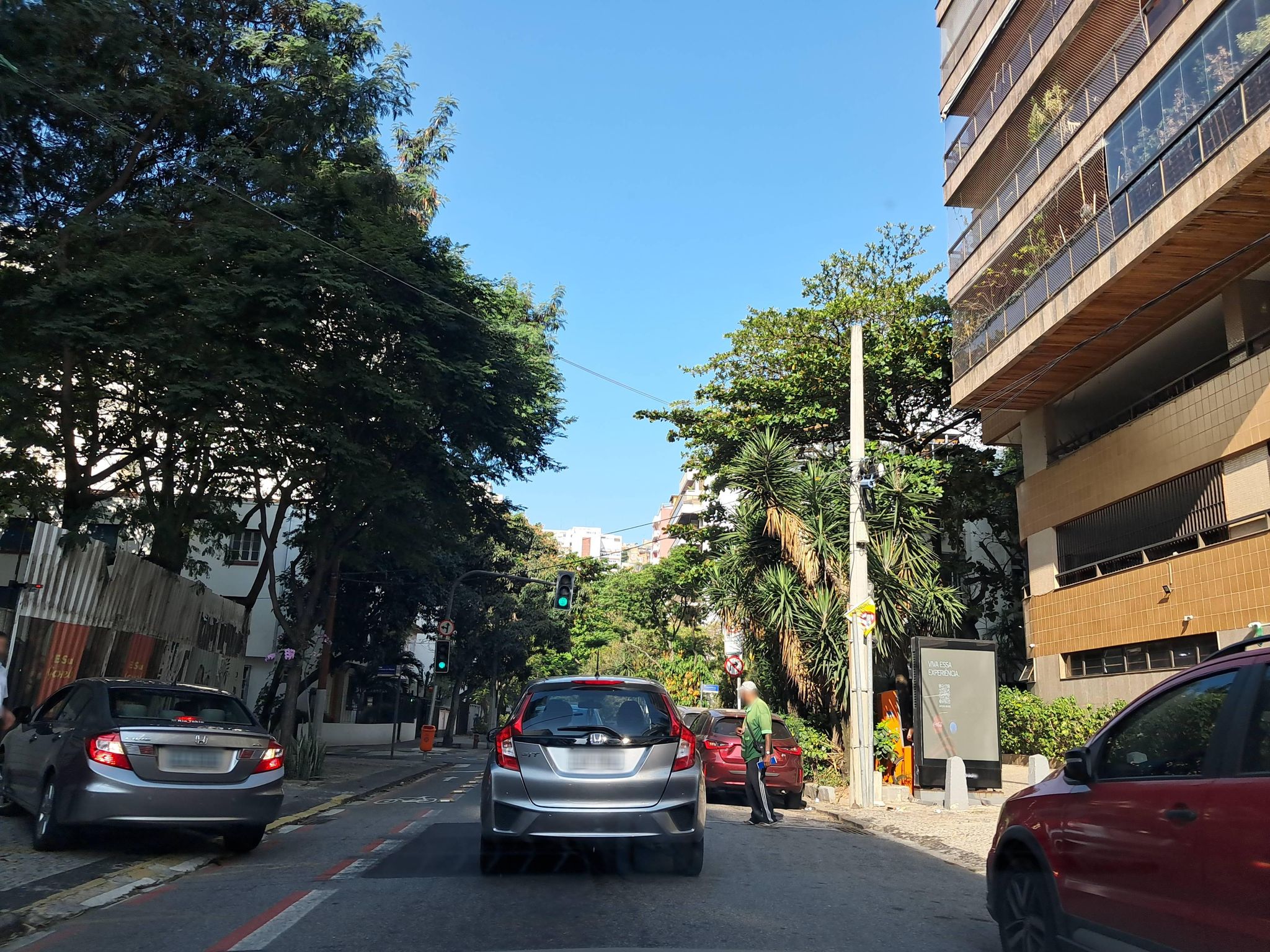 Street-level view near Edifício Salim Chilazi, Lagoa