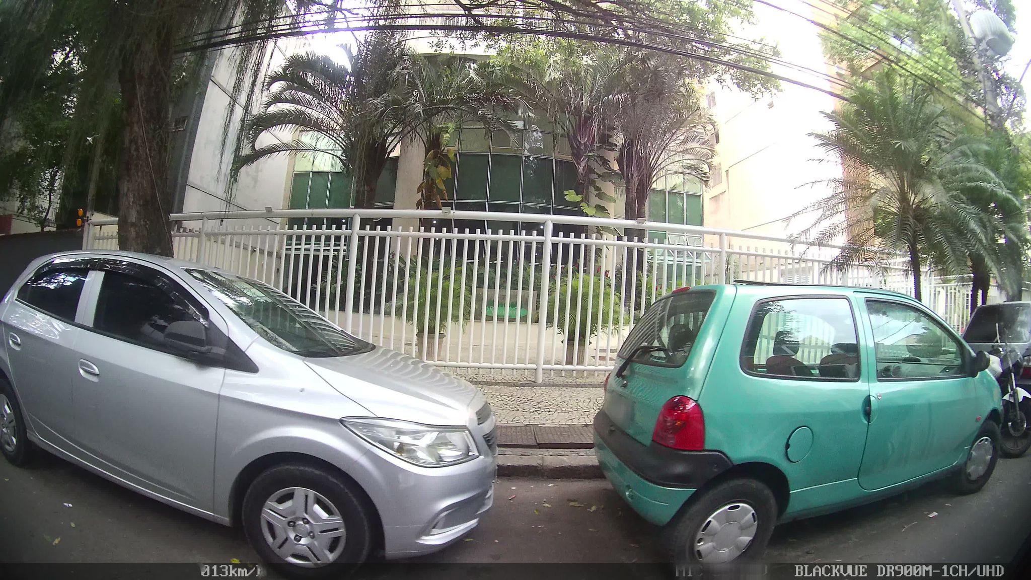 Street-level view near Edifício Salleiro, Botafogo