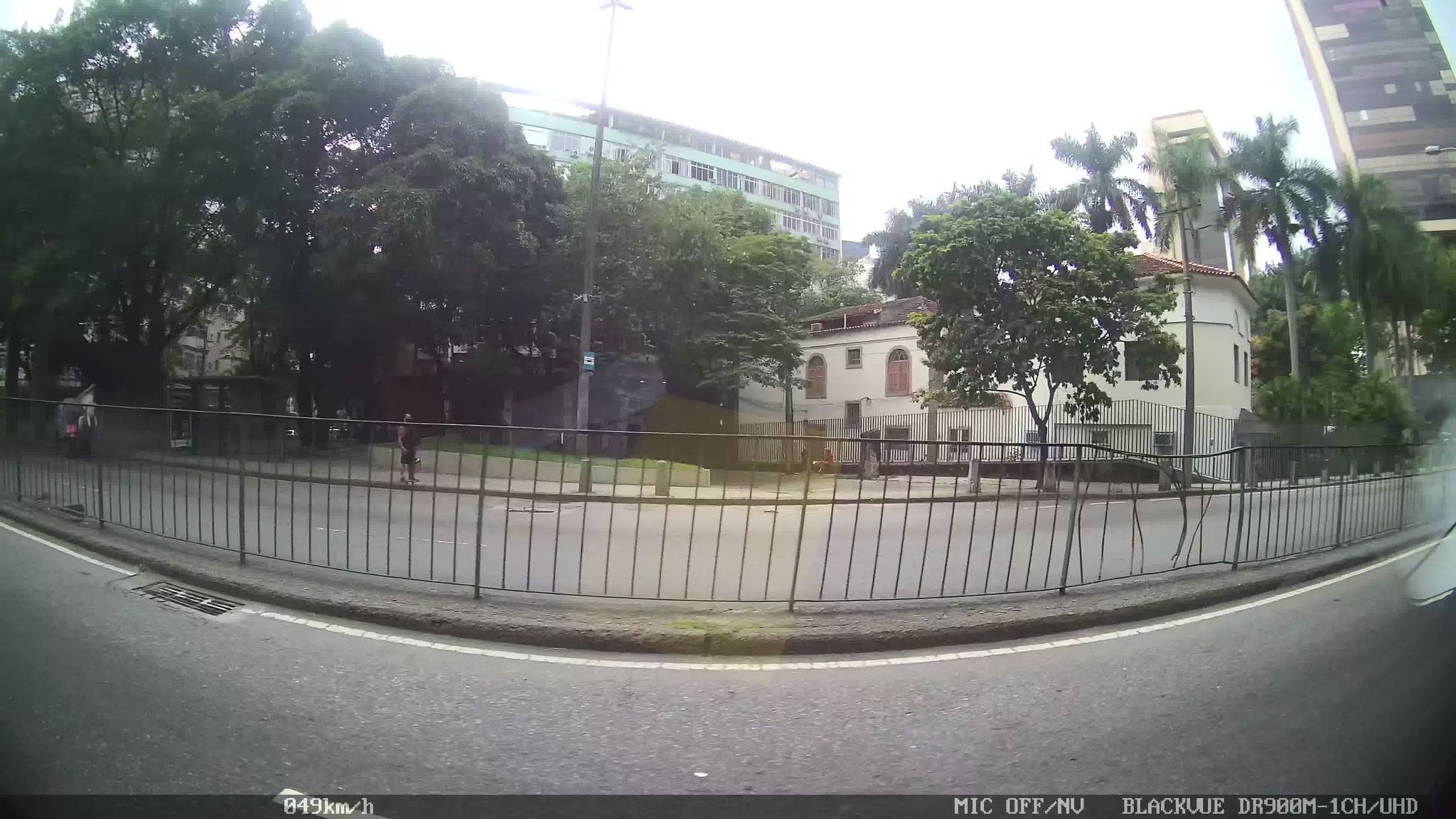 Street-level view near Edifício Samara, Botafogo