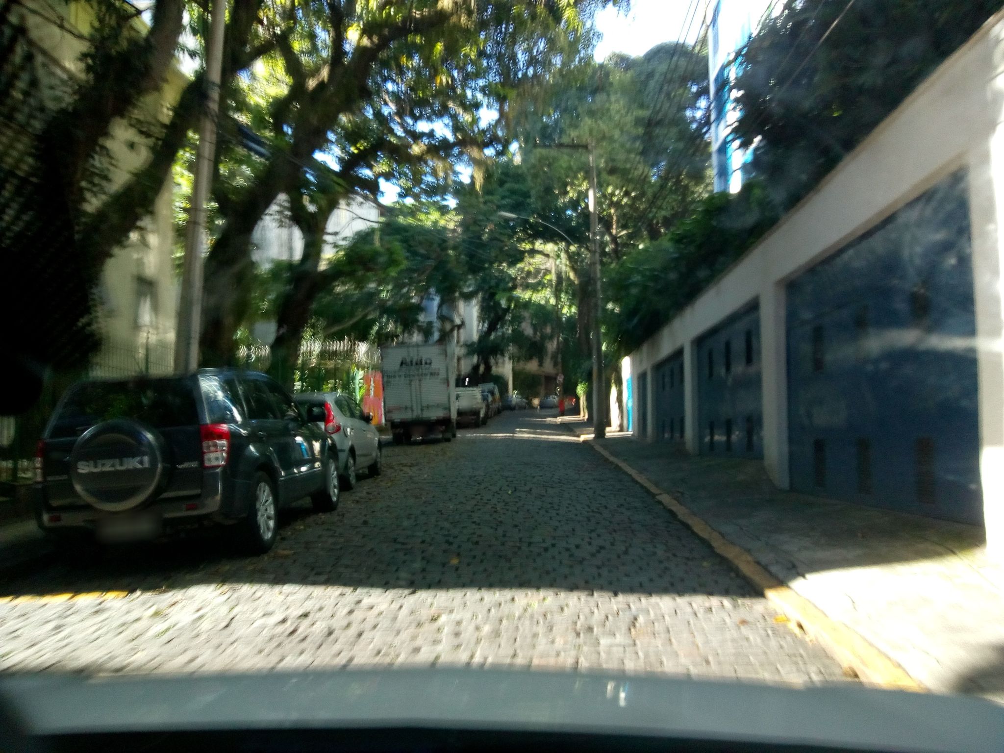 Street-level view near Edifício Sambaíba, Leblon