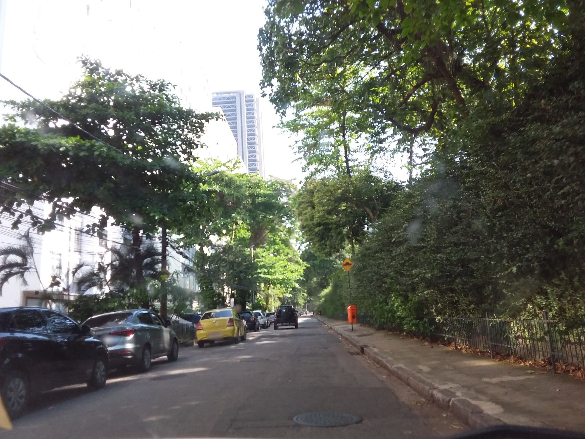 Street-level view near Edifício San Geovanni, Botafogo