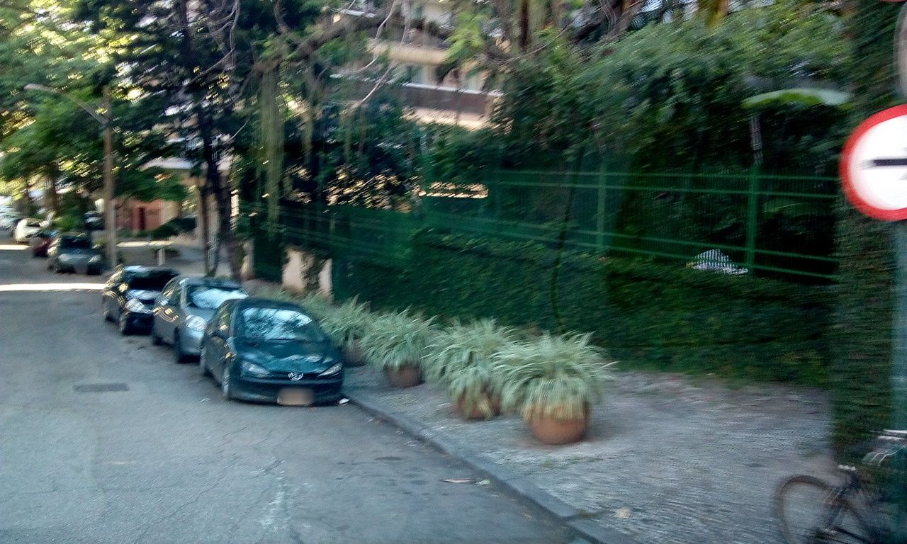 Street-level view near Edifício San Marcello, Jardim Botânico