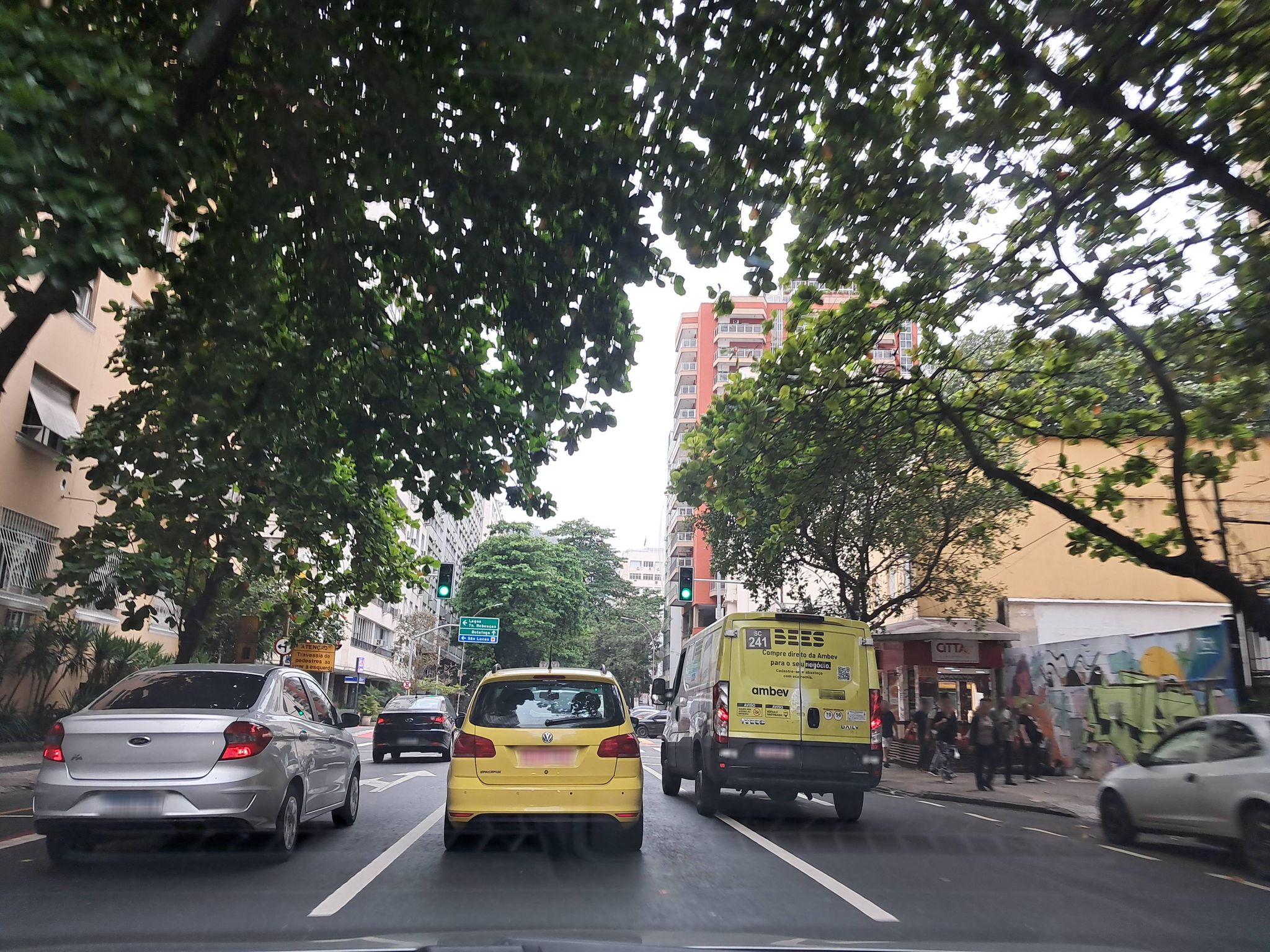 Street-level view near Edifício San Martin, Copacabana