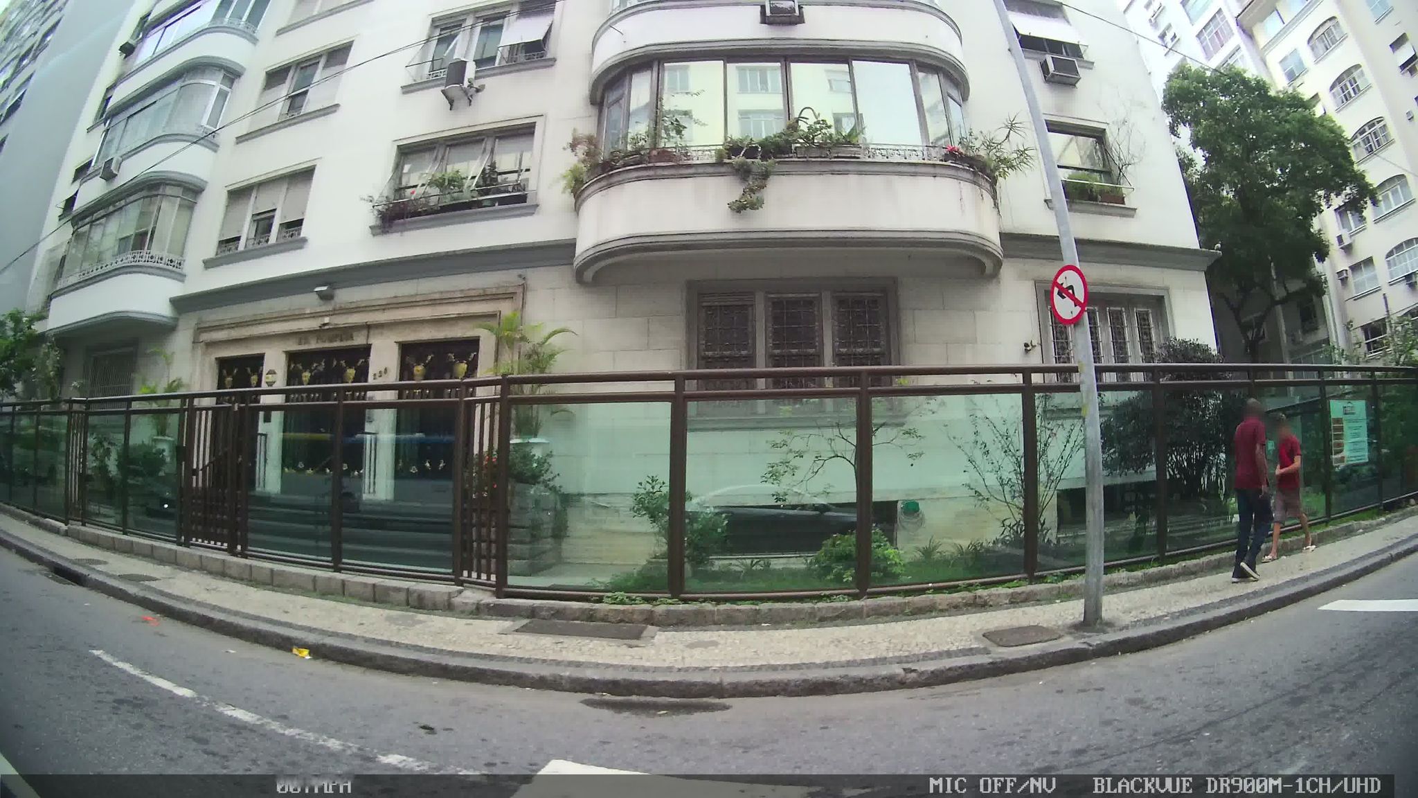 Street-level view near Edifício San Rose, Copacabana