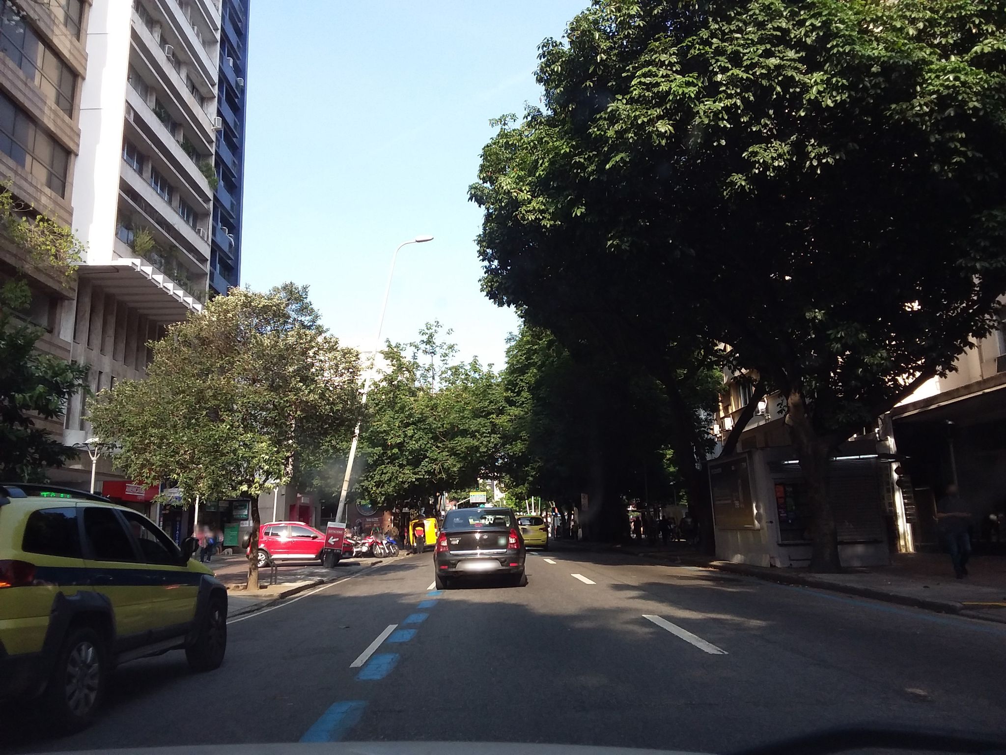 Street-level view near Edifício San Victor, Ipanema