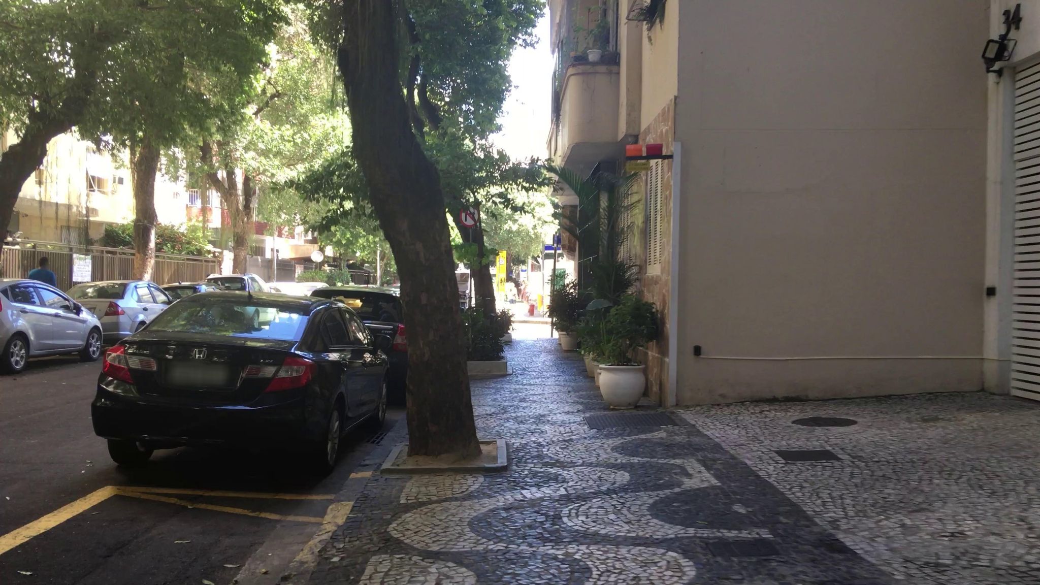 Street-level view near Edifício Sant Ana, Flamengo