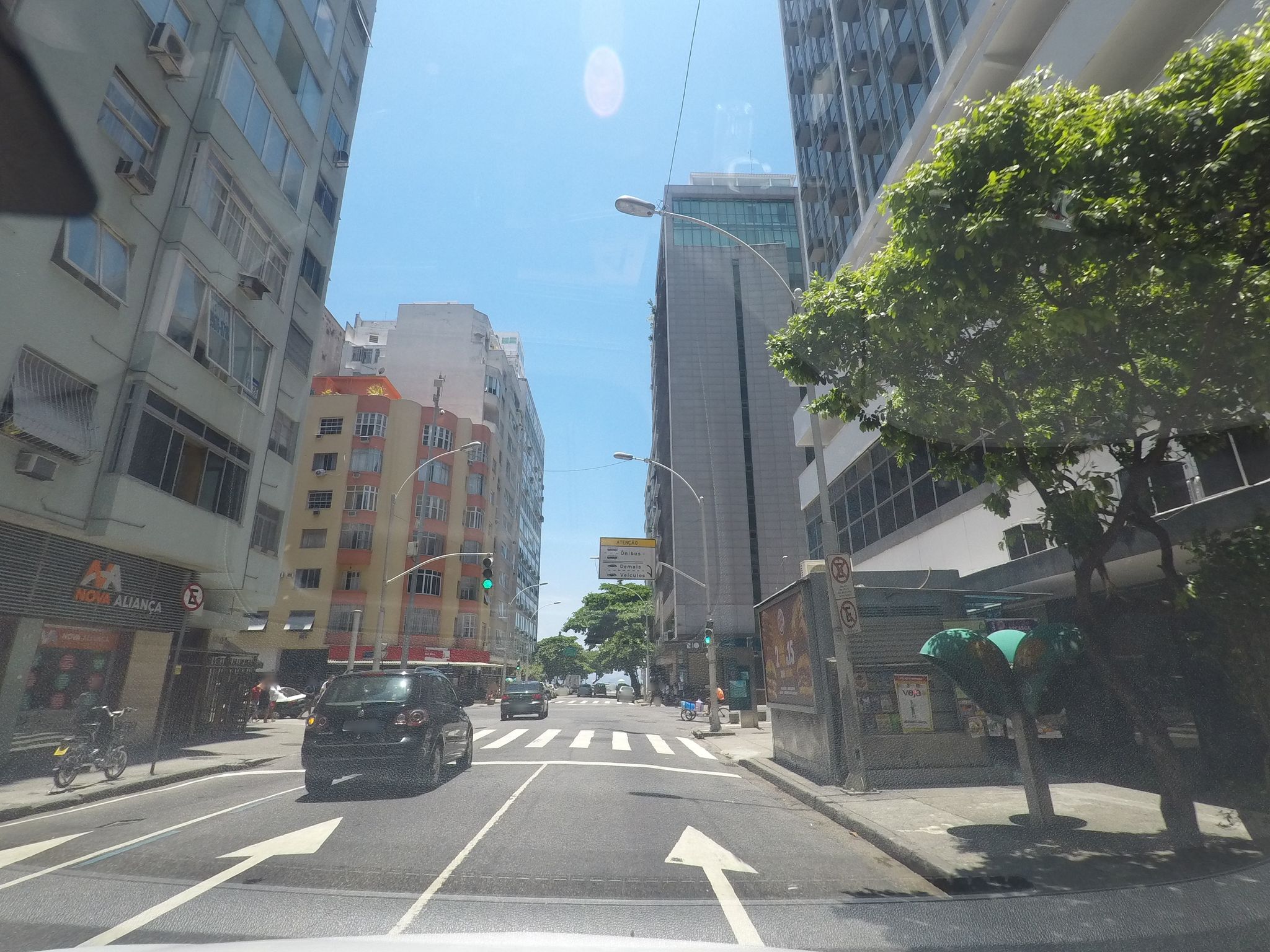 Street-level view near Edifício Santa Alice, Copacabana